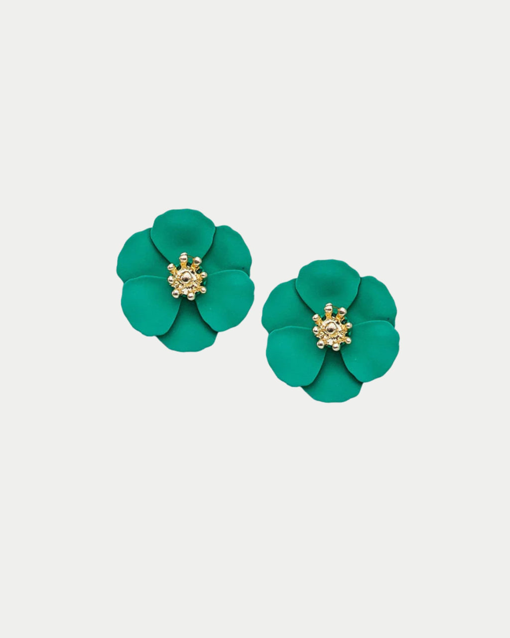 Flower Small Earrings -korvakorut tuovat asuun suloista ja kevyen näyttävää ilmettä. Herkkä kukkamuotoilu tekee niistä täydellisen asusteen niin arkeen kuin juhlavampiin hetkiin.