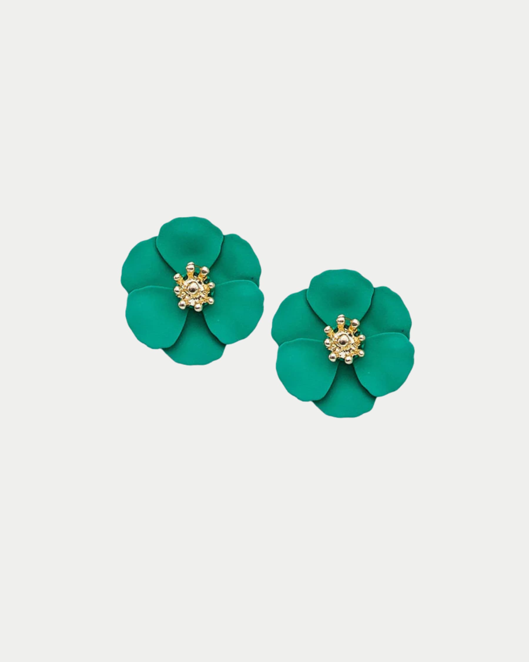 Flower Small Earrings -korvakorut tuovat asuun suloista ja kevyen näyttävää ilmettä. Herkkä kukkamuotoilu tekee niistä täydellisen asusteen niin arkeen kuin juhlavampiin hetkiin.