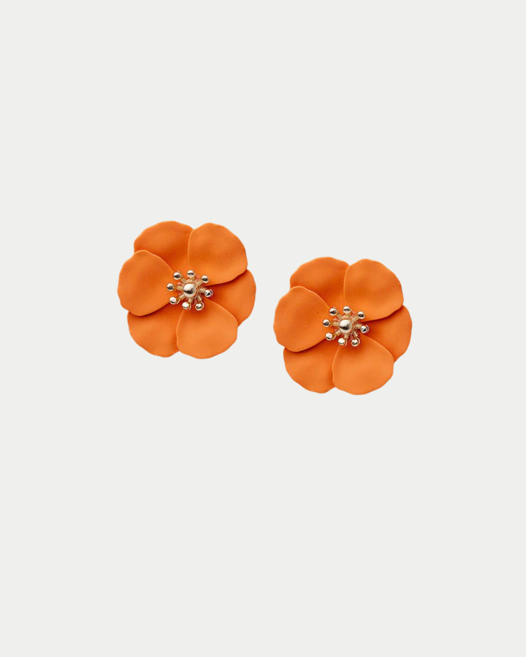 Flower Small Earrings -korvakorut tuovat asuun suloista ja kevyen näyttävää ilmettä. Herkkä kukkamuotoilu tekee niistä täydellisen asusteen niin arkeen kuin juhlavampiin hetkiin.