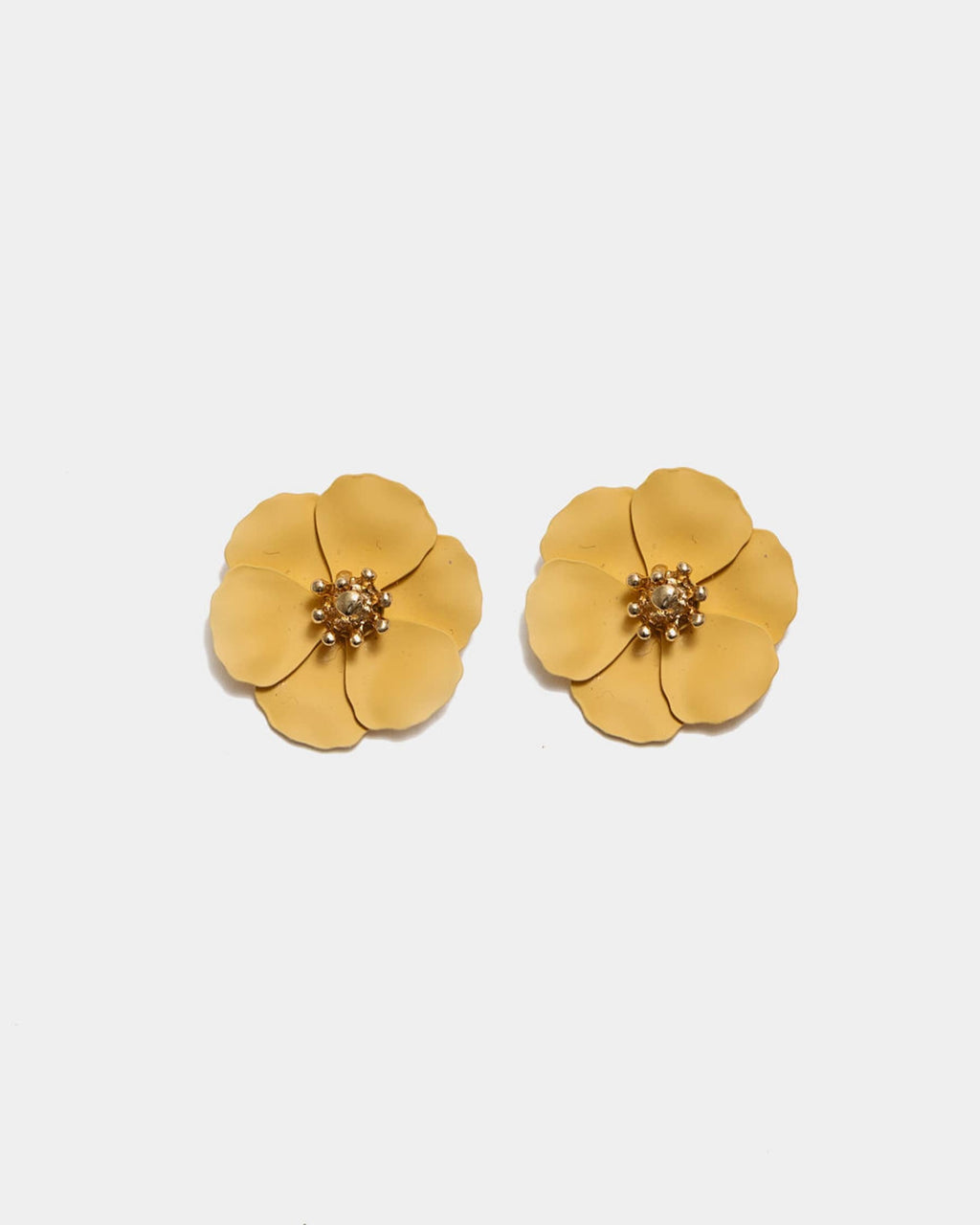 Flower Small Earrings -korvakorut tuovat asuun suloista ja kevyen näyttävää ilmettä. Herkkä kukkamuotoilu tekee niistä täydellisen asusteen niin arkeen kuin juhlavampiin hetkiin.