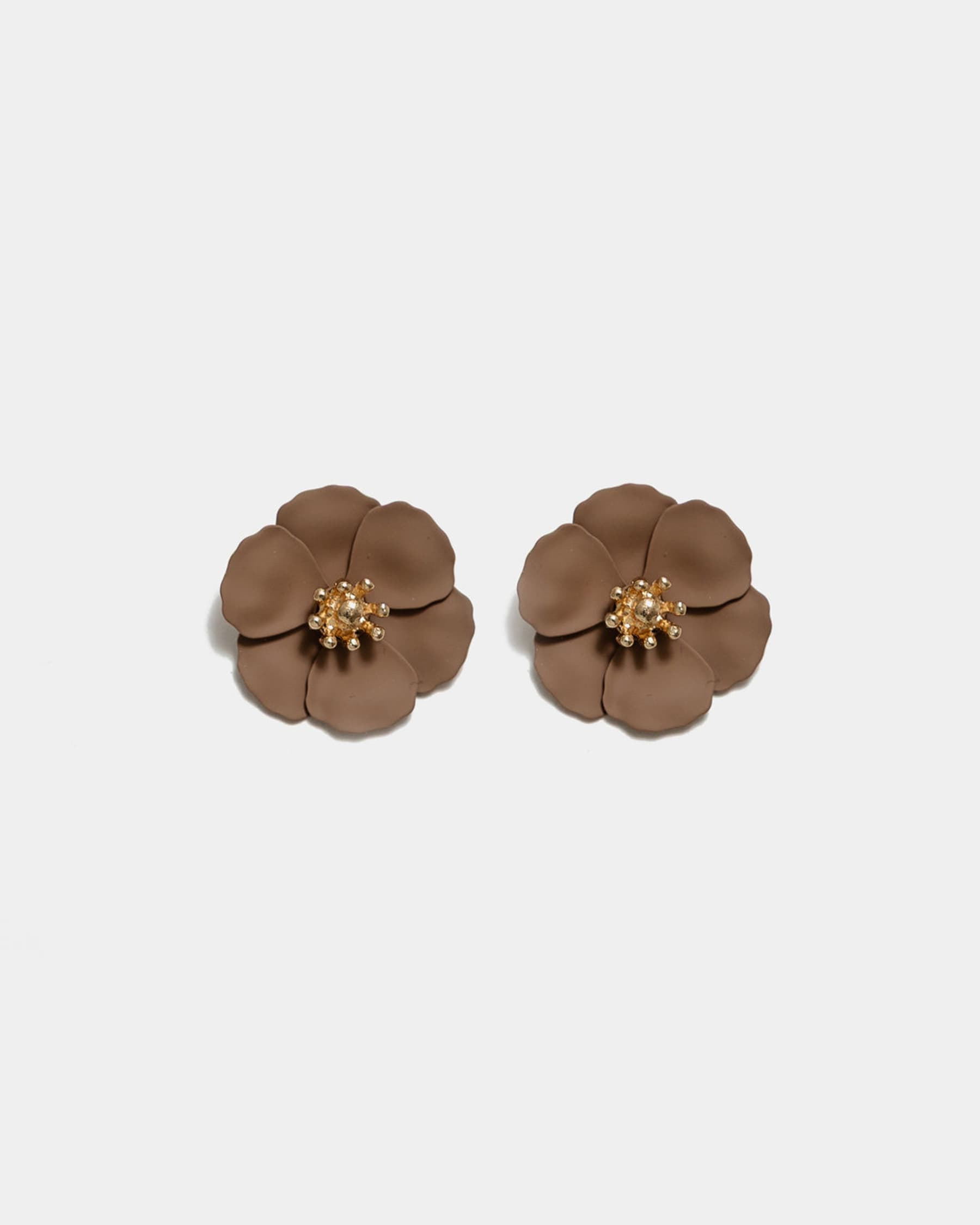 Flower Small Earrings -korvakorut tuovat asuun suloista ja kevyen näyttävää ilmettä. Herkkä kukkamuotoilu tekee niistä täydellisen asusteen niin arkeen kuin juhlavampiin hetkiin.