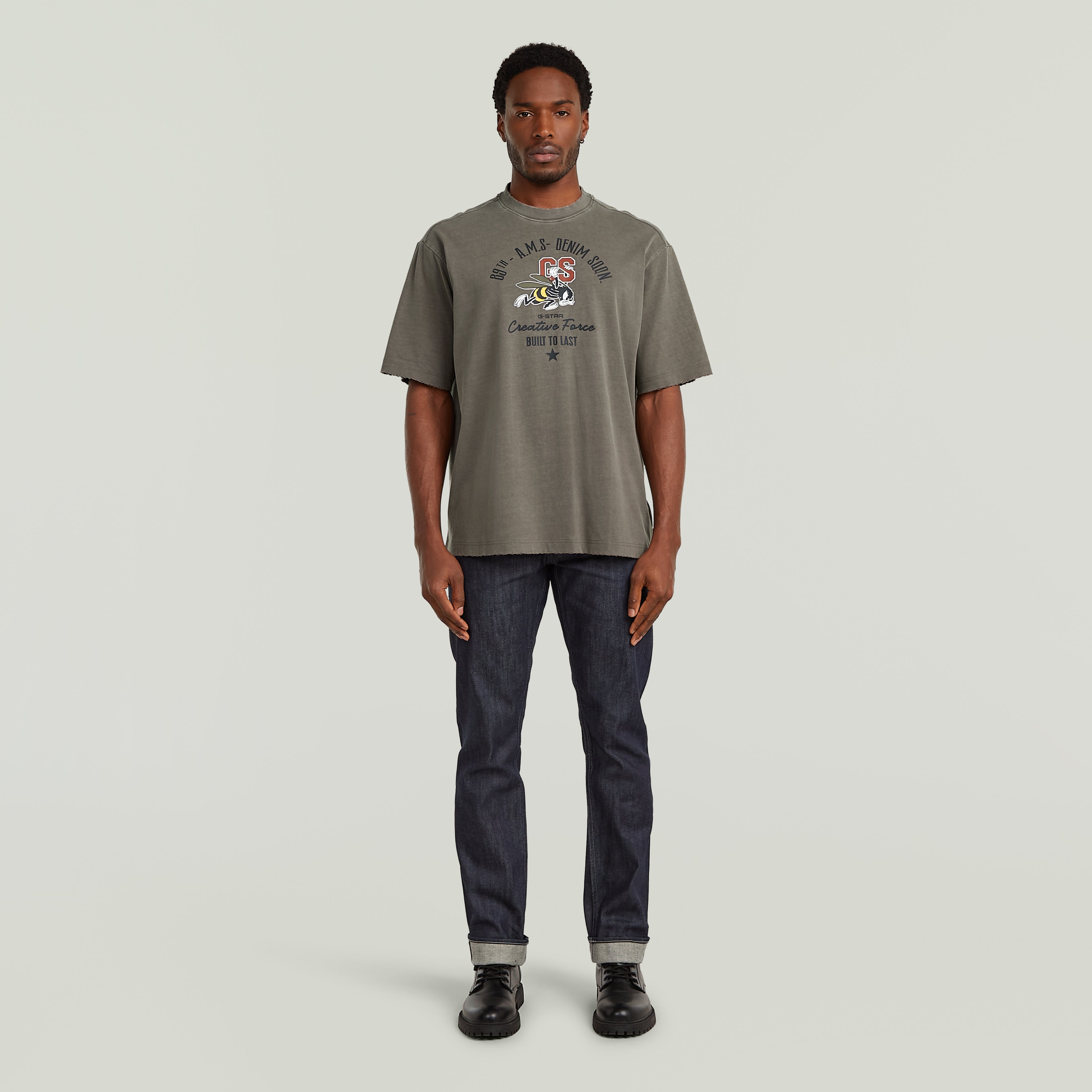 Angry Bee Loose T-paita on rento ja mukava arjen luottopaita, jossa on persoonallinen ilme. Väljä istuvuus, pyöreä pääntie ja lyhyet hihat tekevät paidasta helpon ja rennon käyttää, kun taas näyttävä printti tuo särmää.