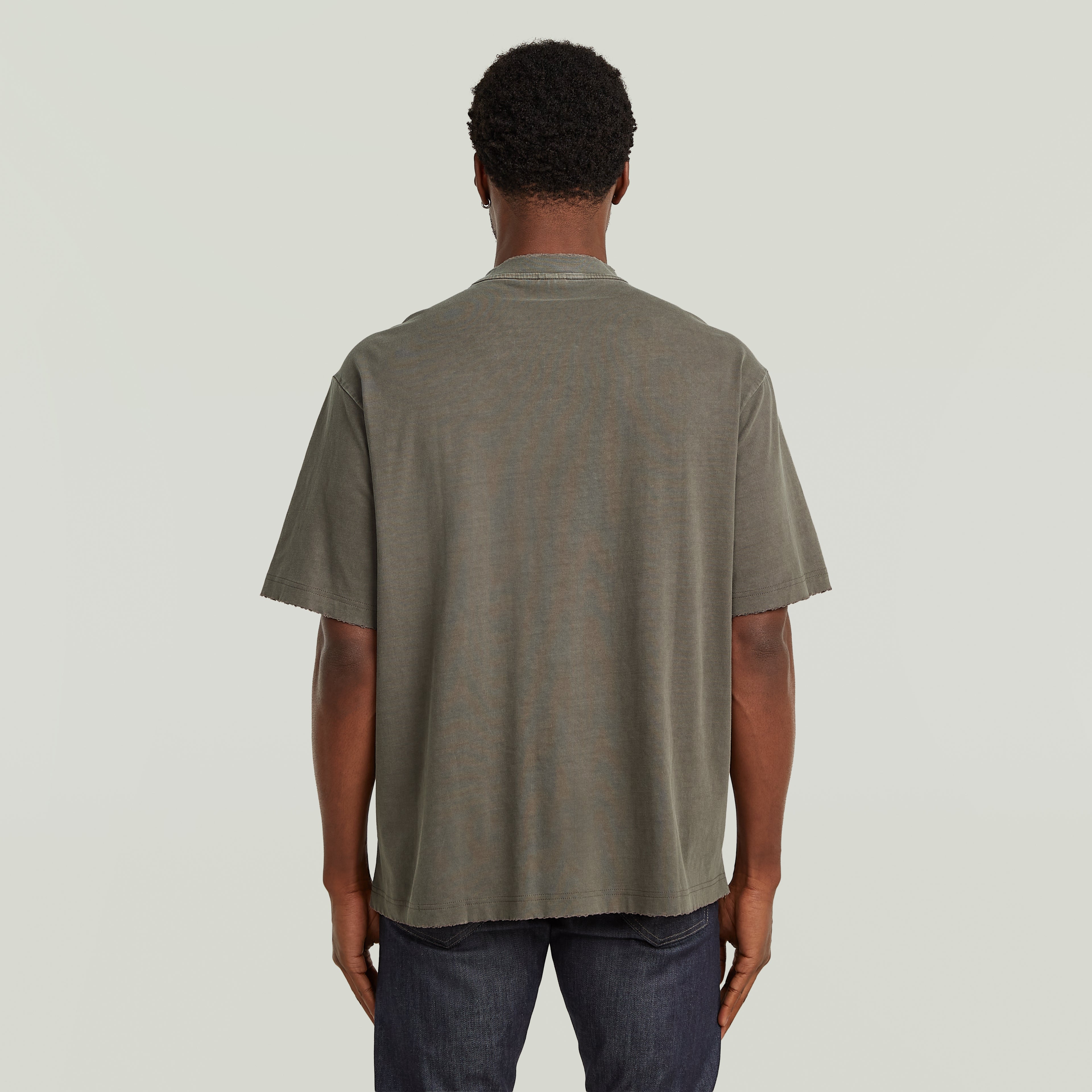 Angry Bee Loose T-paita on rento ja mukava arjen luottopaita, jossa on persoonallinen ilme. Väljä istuvuus, pyöreä pääntie ja lyhyet hihat tekevät paidasta helpon ja rennon käyttää, kun taas näyttävä printti tuo särmää.