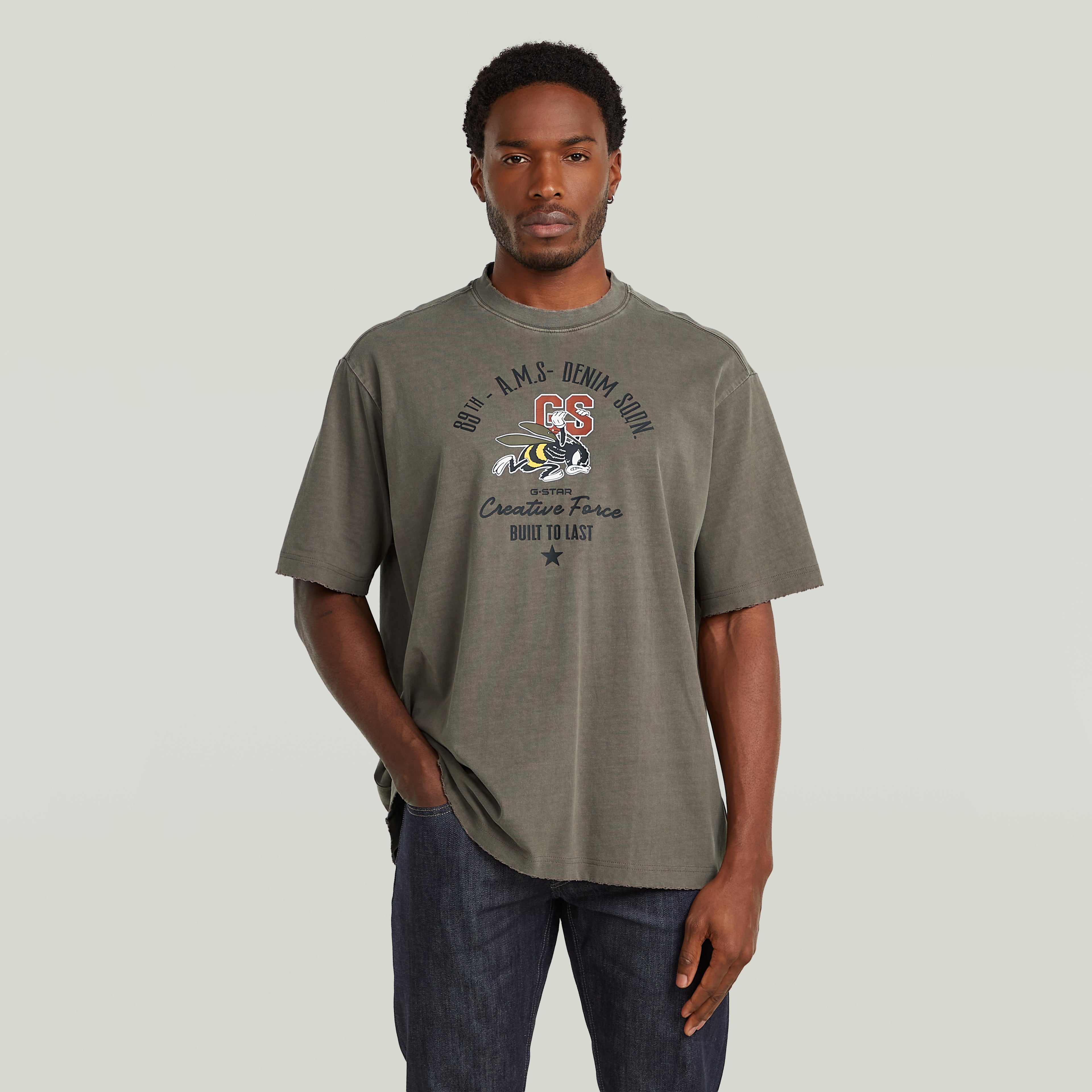 Angry Bee Loose T-paita on rento ja mukava arjen luottopaita, jossa on persoonallinen ilme. Väljä istuvuus, pyöreä pääntie ja lyhyet hihat tekevät paidasta helpon ja rennon käyttää, kun taas näyttävä printti tuo särmää.