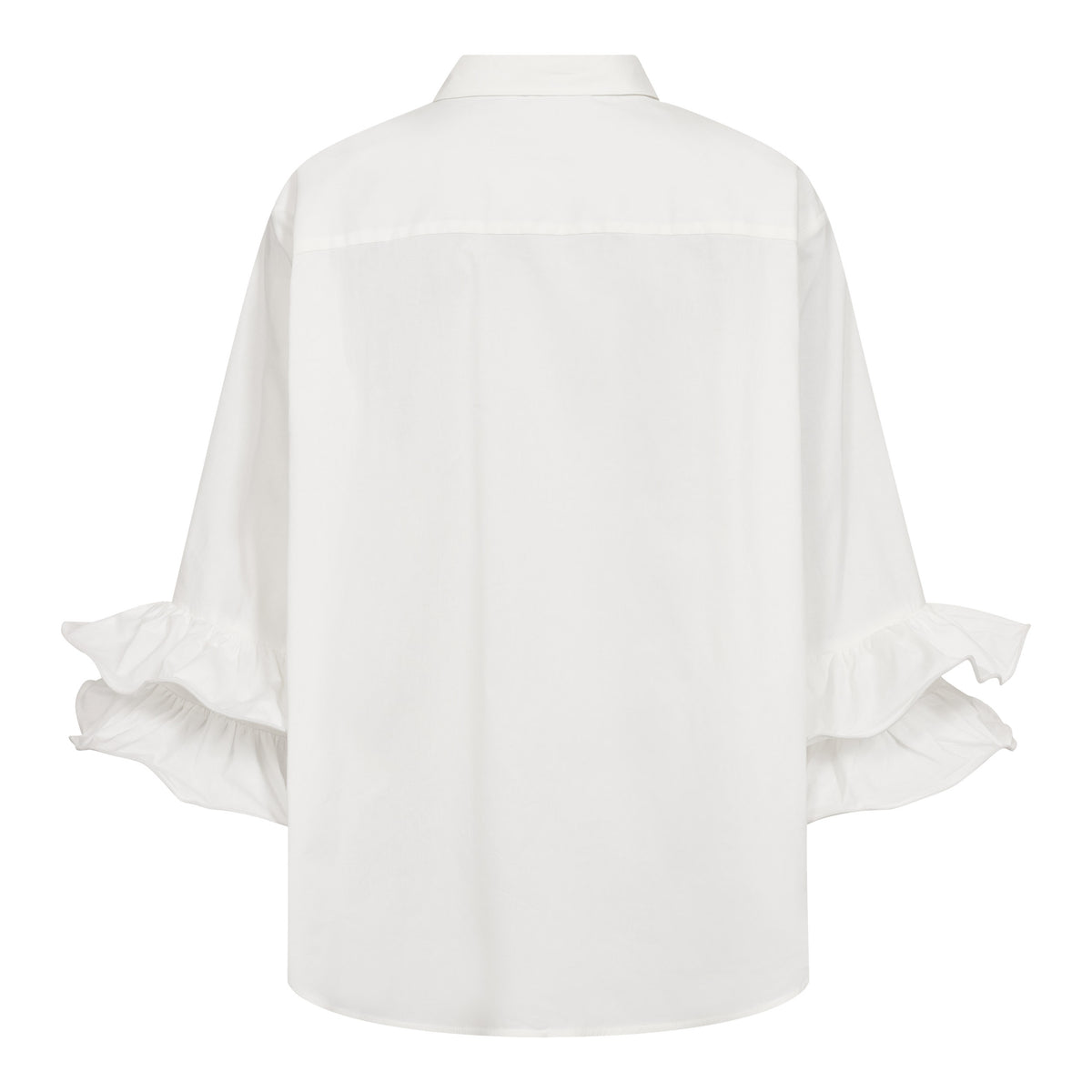 HalenCC Flare Shirt on rento paitapusero frillahihoilla. Kevyesti oversize-malli, 3/4-hihat ja joustava puuvillasekoite. Valkoinen ja vaaleansininen.