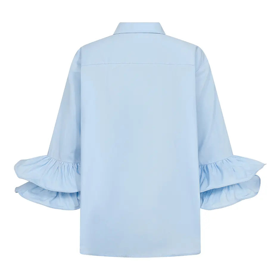 HalenCC Flare Shirt on rento paitapusero frillahihoilla. Kevyesti oversize-malli, 3/4-hihat ja joustava puuvillasekoite. Valkoinen ja vaaleansininen.