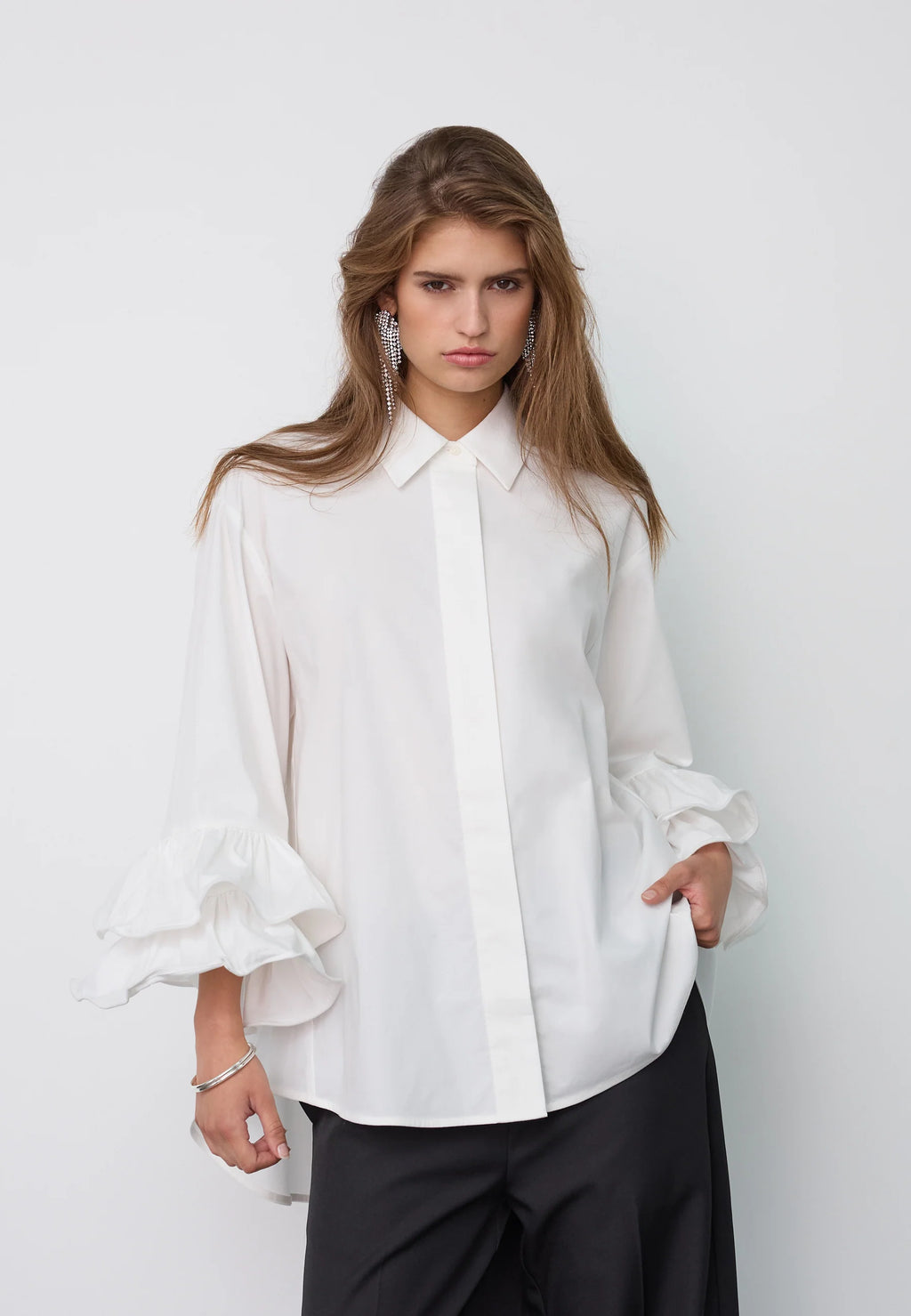 HalenCC Flare Shirt on rento paitapusero frillahihoilla. Kevyesti oversize-malli, 3/4-hihat ja joustava puuvillasekoite. Valkoinen ja vaaleansininen.