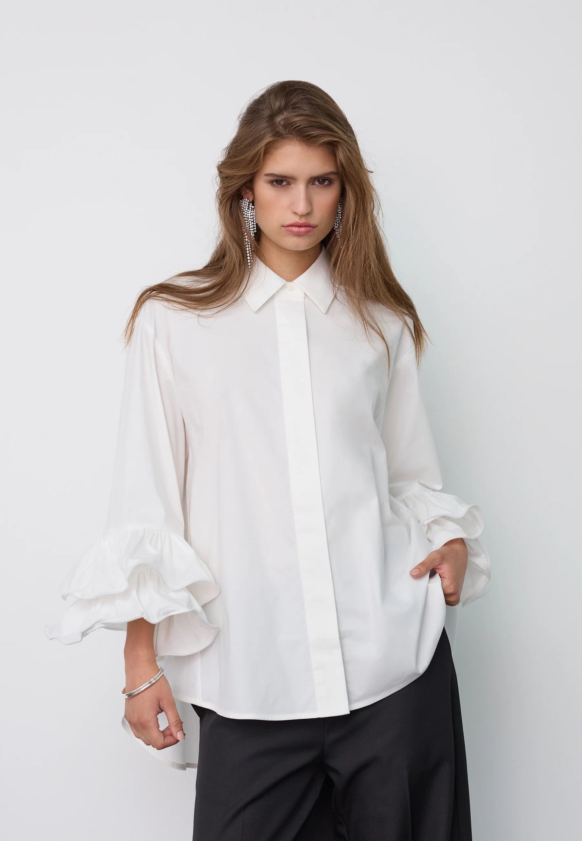 HalenCC Flare Shirt on rento paitapusero frillahihoilla. Kevyesti oversize-malli, 3/4-hihat ja joustava puuvillasekoite. Valkoinen ja vaaleansininen.