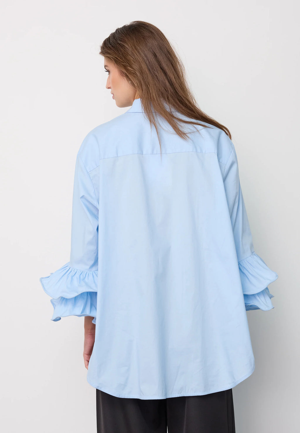 HalenCC Flare Shirt on rento paitapusero frillahihoilla. Kevyesti oversize-malli, 3/4-hihat ja joustava puuvillasekoite. Valkoinen ja vaaleansininen.