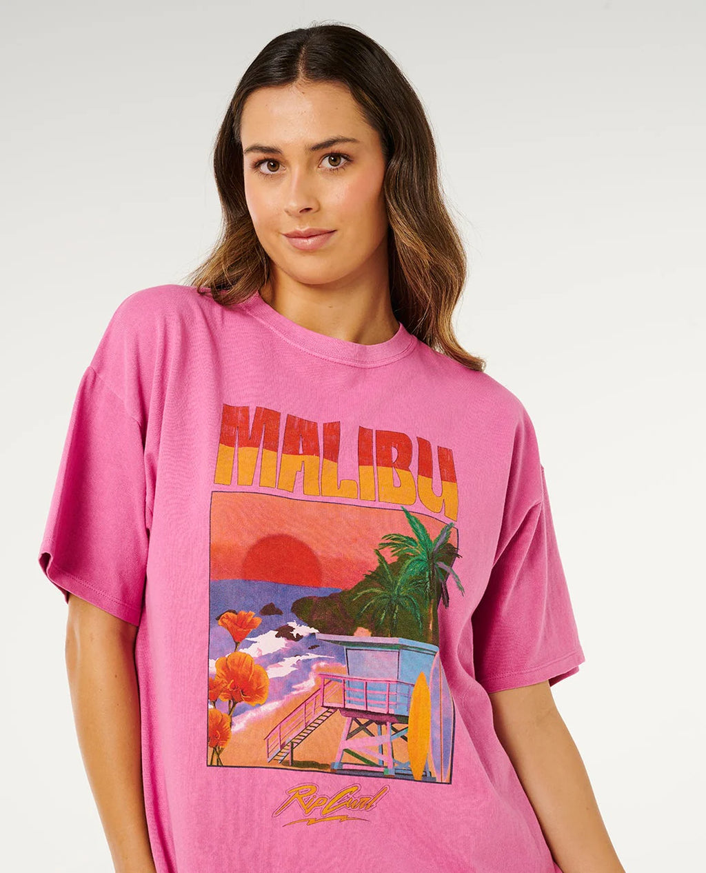 Hayley O Heritage Tee on ajaton t-paita, jossa yhdistyvät rento istuvuus ja klassinen surf-henkinen tyyli. Heritage fit -malli tekee paidasta mukavan käyttää, ja pigmenttivärjätty kangas antaa sille pehmeän, hieman kulutetun ilmeen.