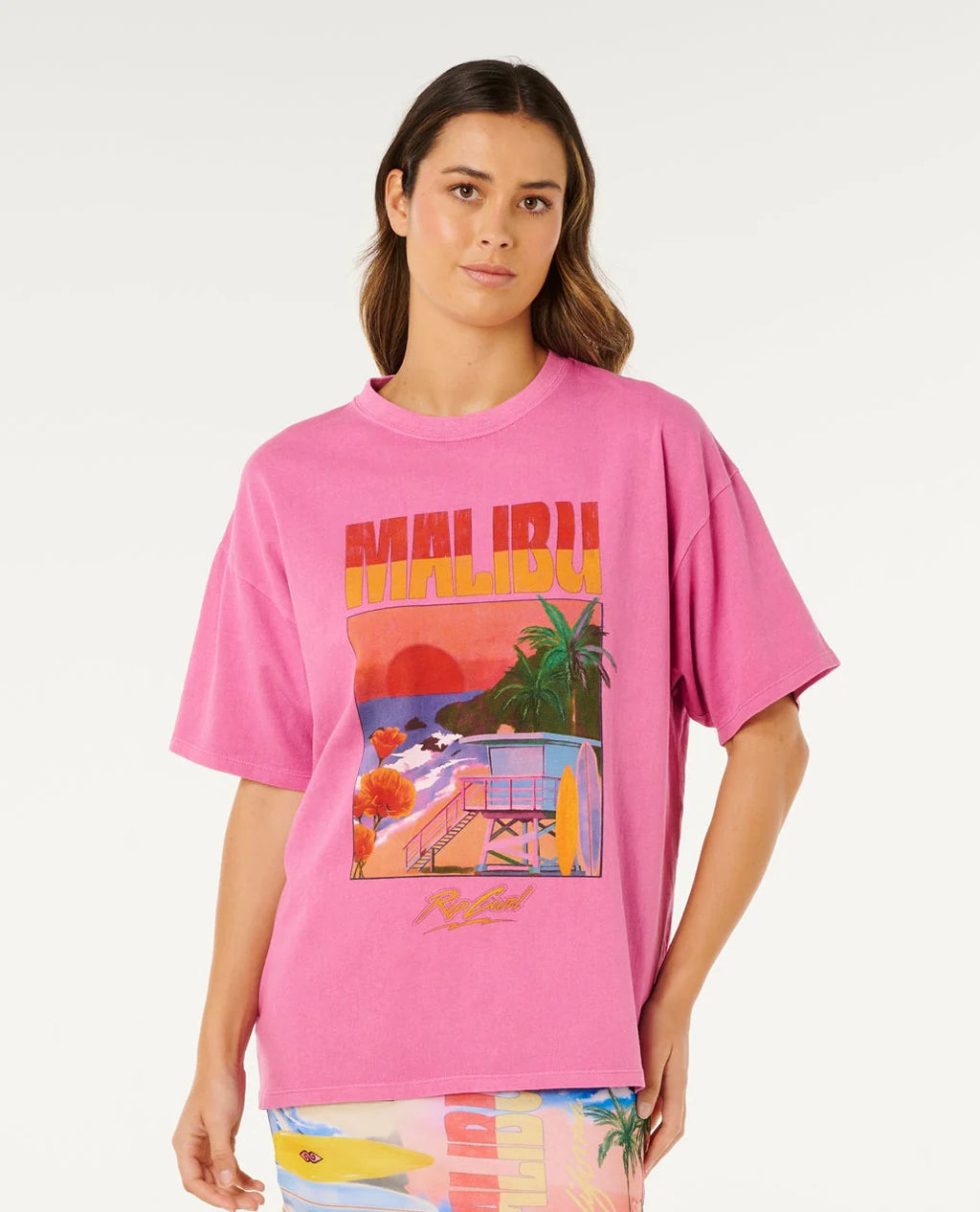 Hayley O Heritage Tee on ajaton t-paita, jossa yhdistyvät rento istuvuus ja klassinen surf-henkinen tyyli. Heritage fit -malli tekee paidasta mukavan käyttää, ja pigmenttivärjätty kangas antaa sille pehmeän, hieman kulutetun ilmeen.