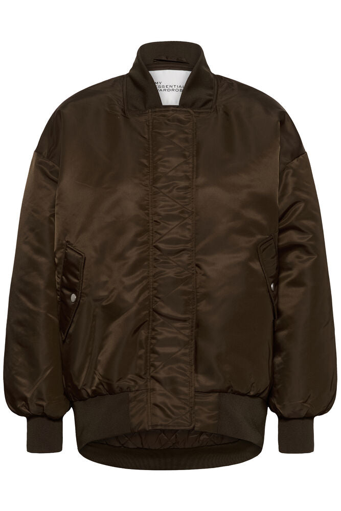 My Essential Wardrobe HelgaMW Bomber Jacket on rennosti istuva, lantiolle ulottuva tummanruskea bomber-takki kevyellä toppauksella.