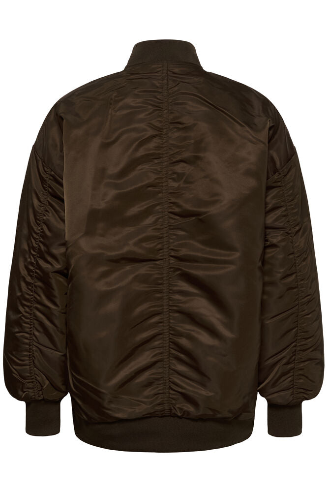 My Essential Wardrobe HelgaMW Bomber Jacket on rennosti istuva, lantiolle ulottuva tummanruskea bomber-takki kevyellä toppauksella.