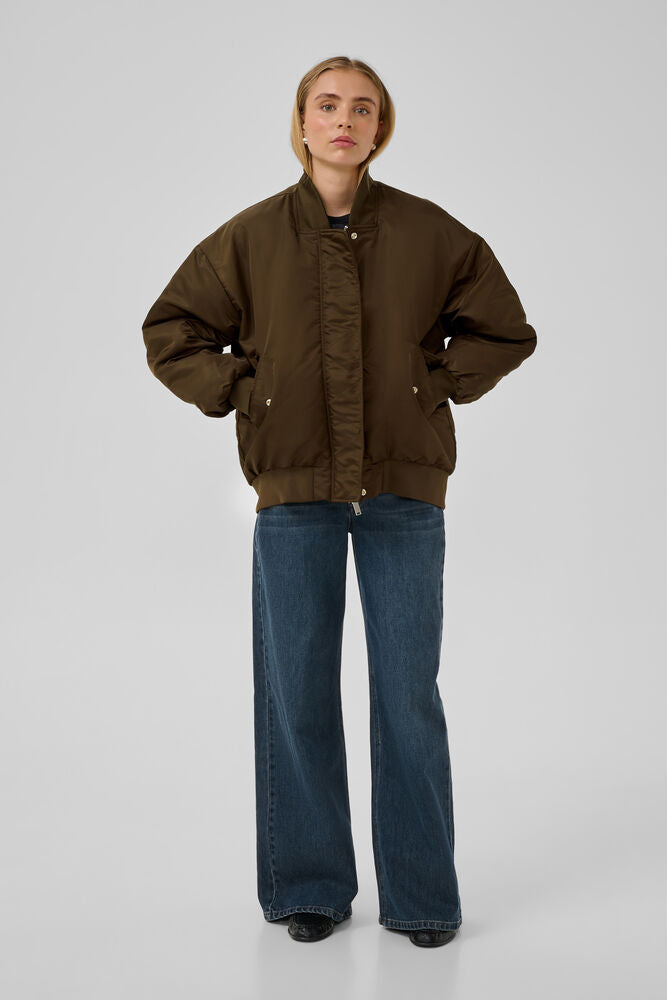 My Essential Wardrobe HelgaMW Bomber Jacket on rennosti istuva, lantiolle ulottuva tummanruskea bomber-takki kevyellä toppauksella.