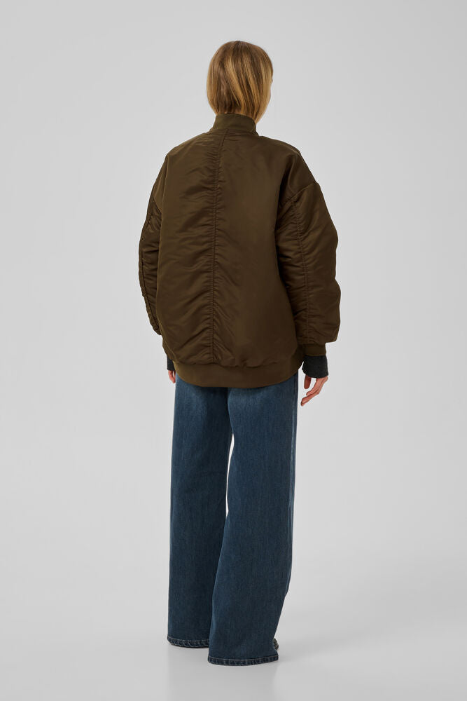 My Essential Wardrobe HelgaMW Bomber Jacket on rennosti istuva, lantiolle ulottuva tummanruskea bomber-takki kevyellä toppauksella.