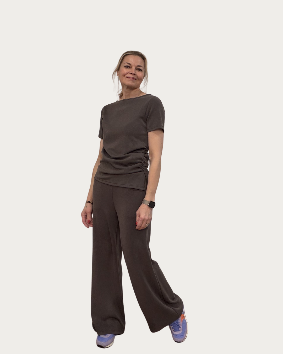 Miellyttävät leveälahkeiset housut

Nämä housut ei juurikaan myyntipuhetta kaipaa, riittää kun laitat ne jalkaan ja ne on myyty. Tykätty Tencel -kangas on niin mukava iholla. Pese ja pidä ilman turhaa silittelyä.