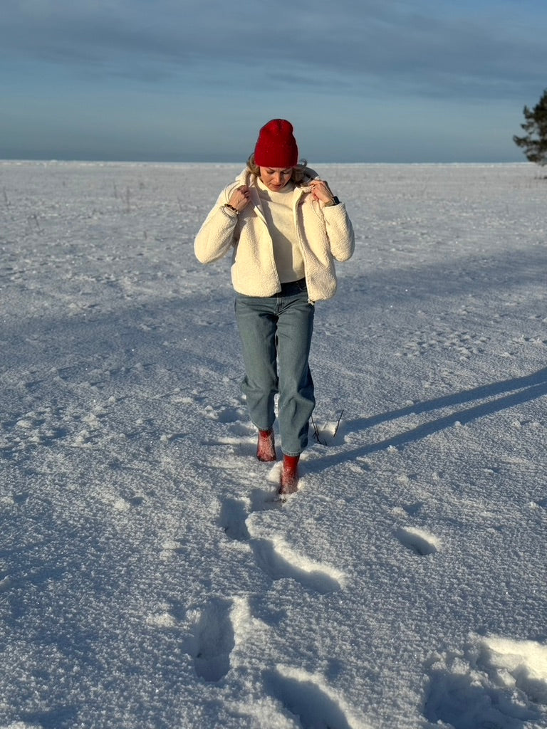 Ihanteellin After ski -hetkiin. Kietoudu teddytakkiin rinteen jälkeen, kahvikupin tai kaakaon äärelle.