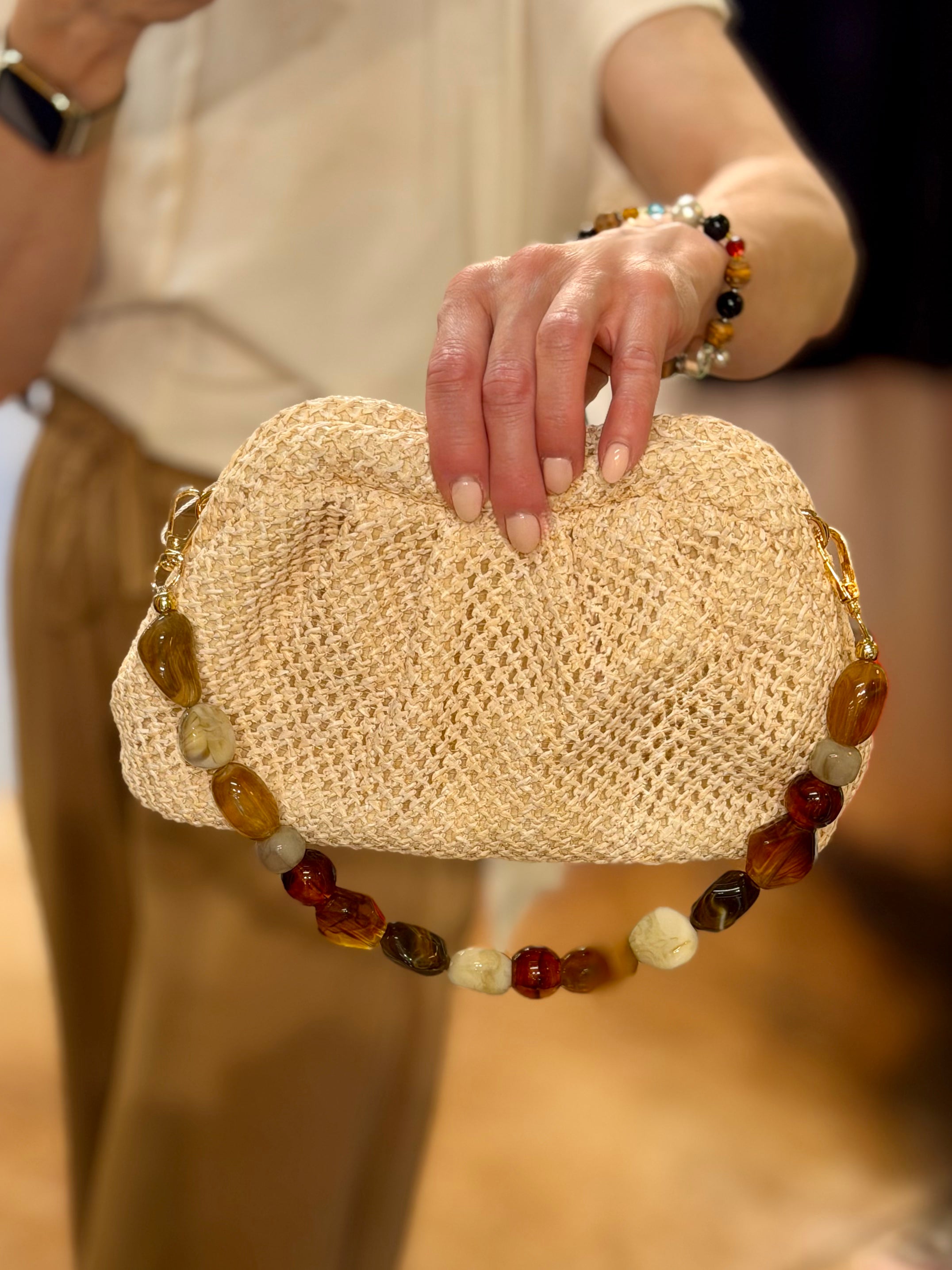 Loelle Bead Bag on persoonallinen ja kaunis laukku, joka tuo asuun ripauksen näyttävyyttä ja leikkisää ylellisyyttä. Laukun kaunis helmikahva toimii katseenvangitsijana, ja sen voi irrottaa sekä käyttää halutessaan myös kaulakoruna.