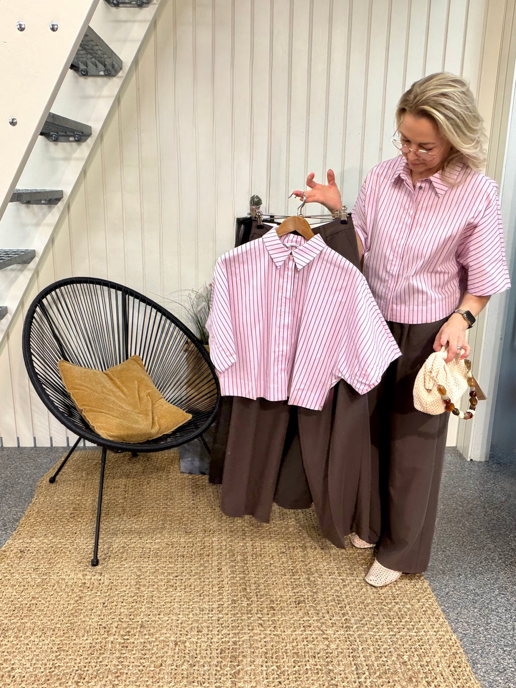 SigridCC Stripe SS Shirtin kesäisen raikas värimaailma tyylikkäällä tavalla. Pinkki paita ruskealla raitakuosilla antaa paidalle persoonallisen ilmeen, joka tuo väriä ja iloa pukeutumiseen.