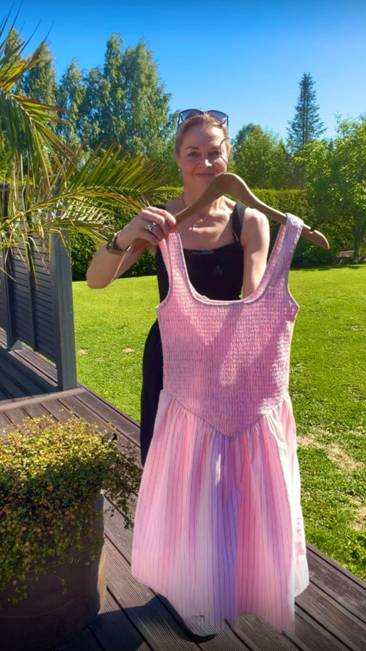 JJXX Caro Smock Dress on kevyt ja huoleton kesämekko, jossa yhdistyvät mukavuus ja tyttömäinen ilme. Smokkirypytetty yläosa mukautuu kauniisti vartalolle, ja helma tuo mekkoon ilmavaa liikettä.