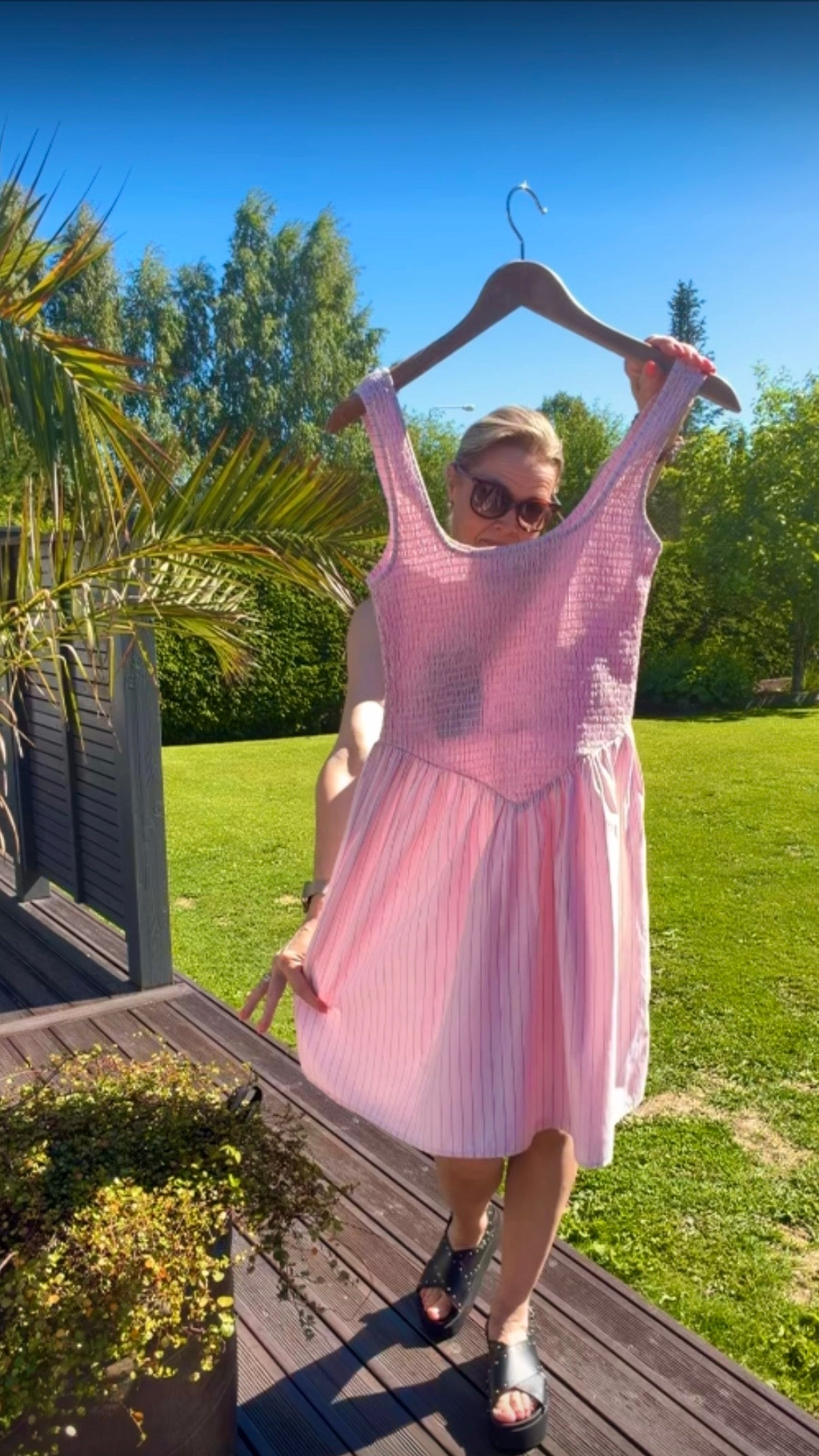 JJXX Caro Smock Dress on kevyt ja huoleton kesämekko, jossa yhdistyvät mukavuus ja tyttömäinen ilme. Smokkirypytetty yläosa mukautuu kauniisti vartalolle, ja helma tuo mekkoon ilmavaa liikettä.
