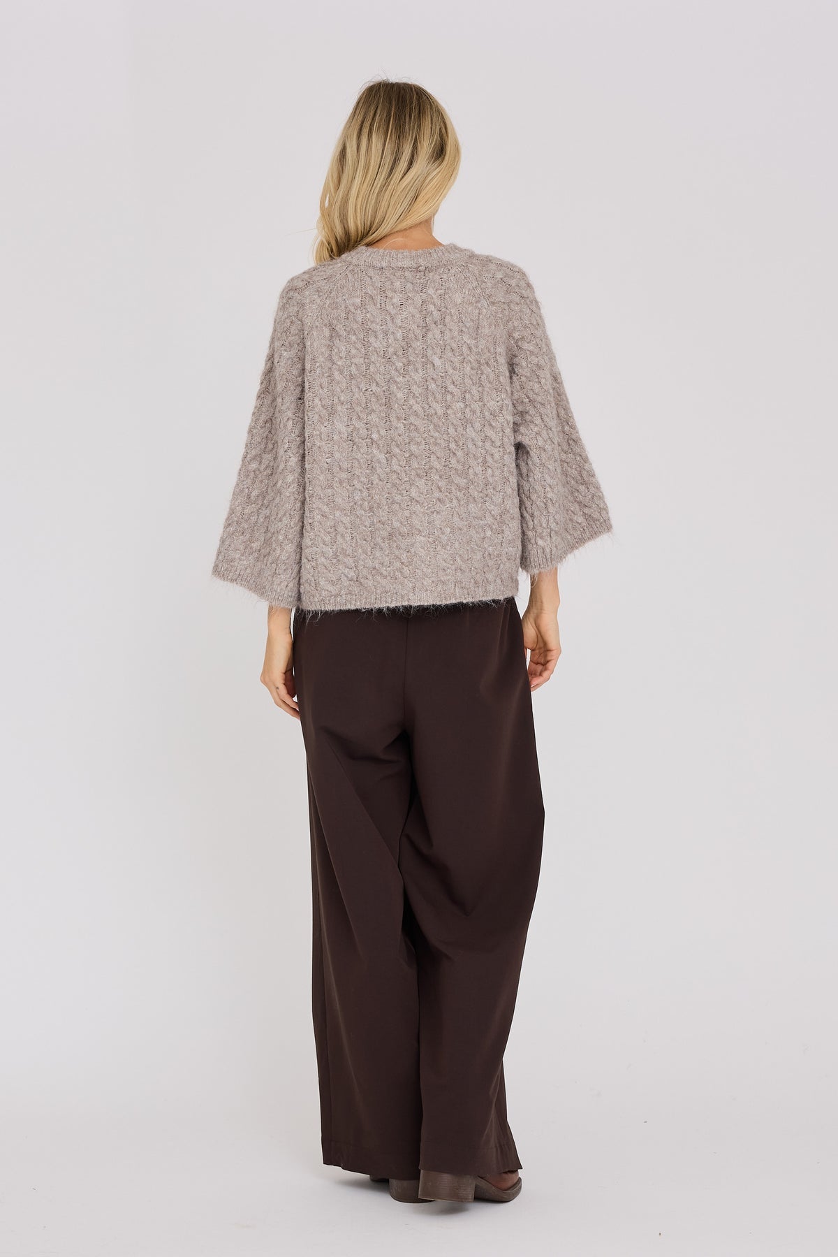 Kabba Knit Cardigan on pehmeä oversized-neuletakki, jossa on kaunis palmikkoneulos, näyttävät balloon-hihat ja koristeelliset helmiäisnapit.