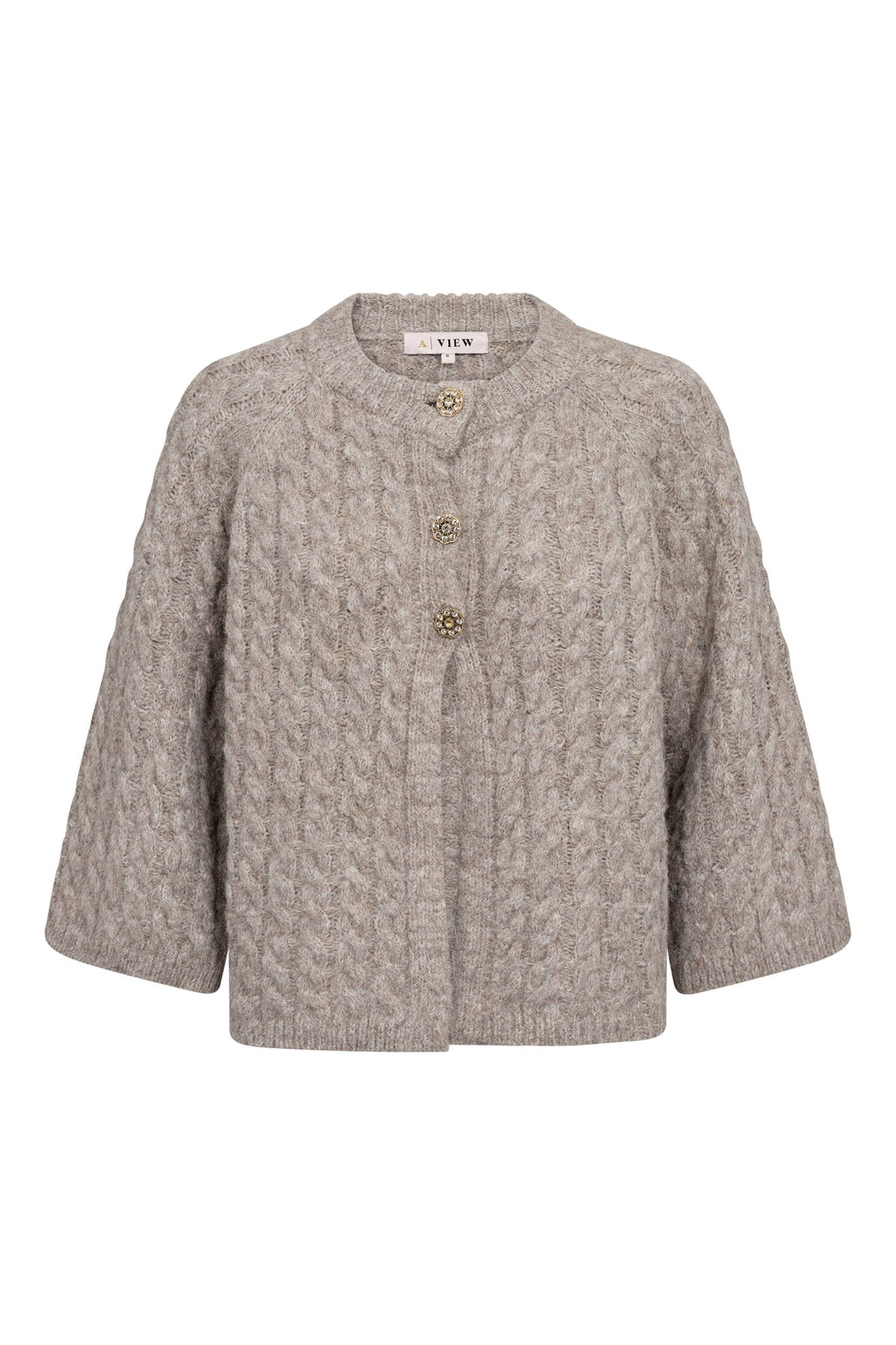Kabba Knit Cardigan on pehmeä oversized-neuletakki, jossa on kaunis palmikkoneulos, näyttävät balloon-hihat ja koristeelliset helmiäisnapit.