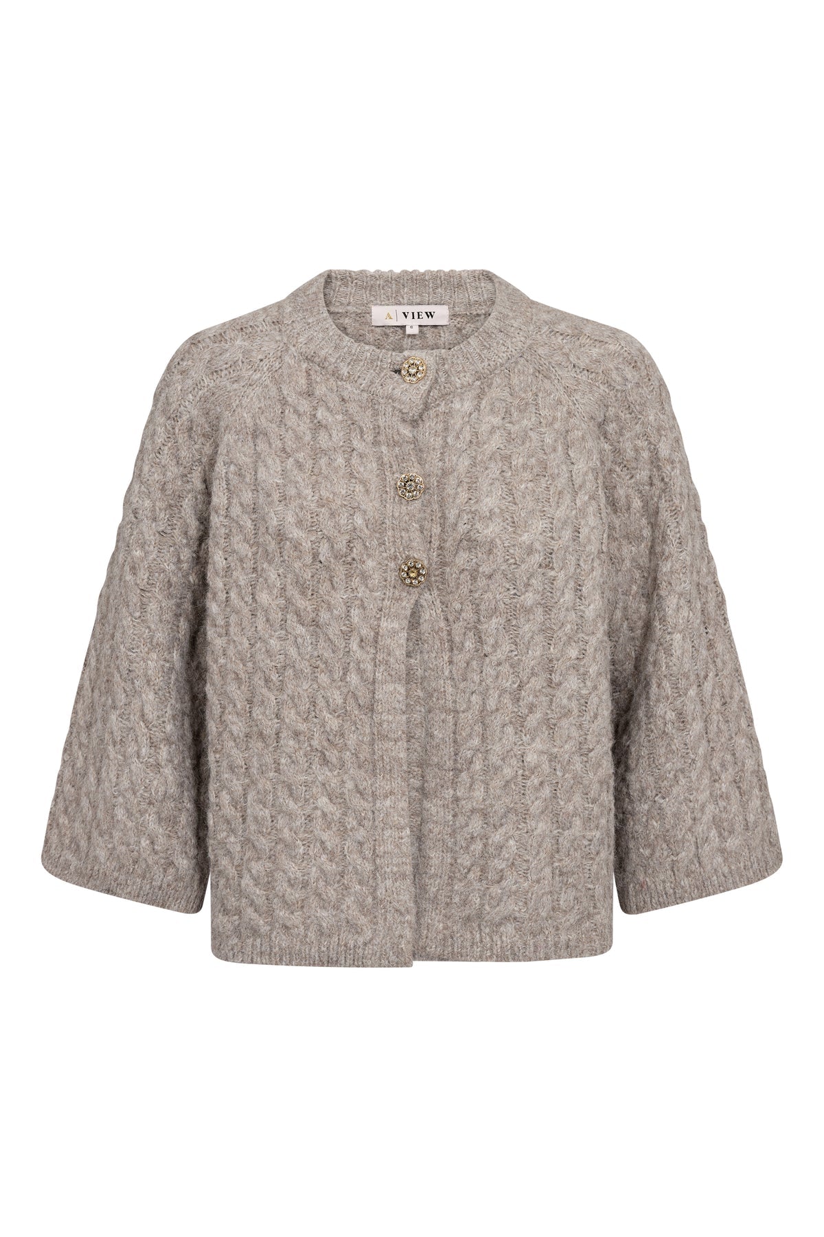 Kabba Knit Cardigan on pehmeä oversized-neuletakki, jossa on kaunis palmikkoneulos, näyttävät balloon-hihat ja koristeelliset helmiäisnapit.