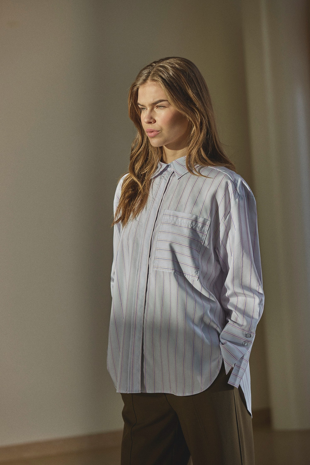 Co’Couture NolieCC Stripe Shirt on vaaleansininen raidallinen paita. Väljä malli, klassinen kaulus ja kauniisti laskeutuva viskoosi-lyocellsekoite.