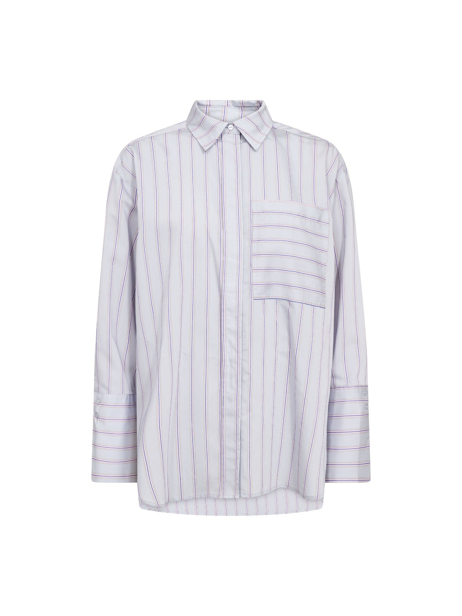 Co’Couture NolieCC Stripe Shirt on vaaleansininen raidallinen paita. Väljä malli, klassinen kaulus ja kauniisti laskeutuva viskoosi-lyocellsekoite.