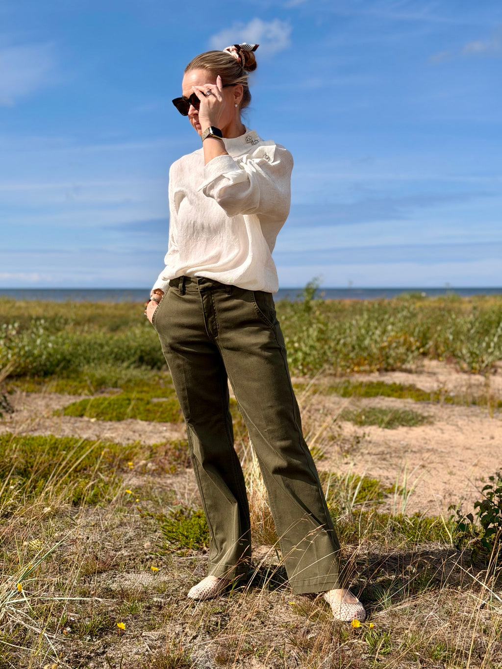 Co’Couture CamelloCC Asym Button Blouse on rento offwhite-pusero, jossa on strukturoitu pinta, korkea pääntie ja näyttävä epäsymmetrinen nappikiinnitys.