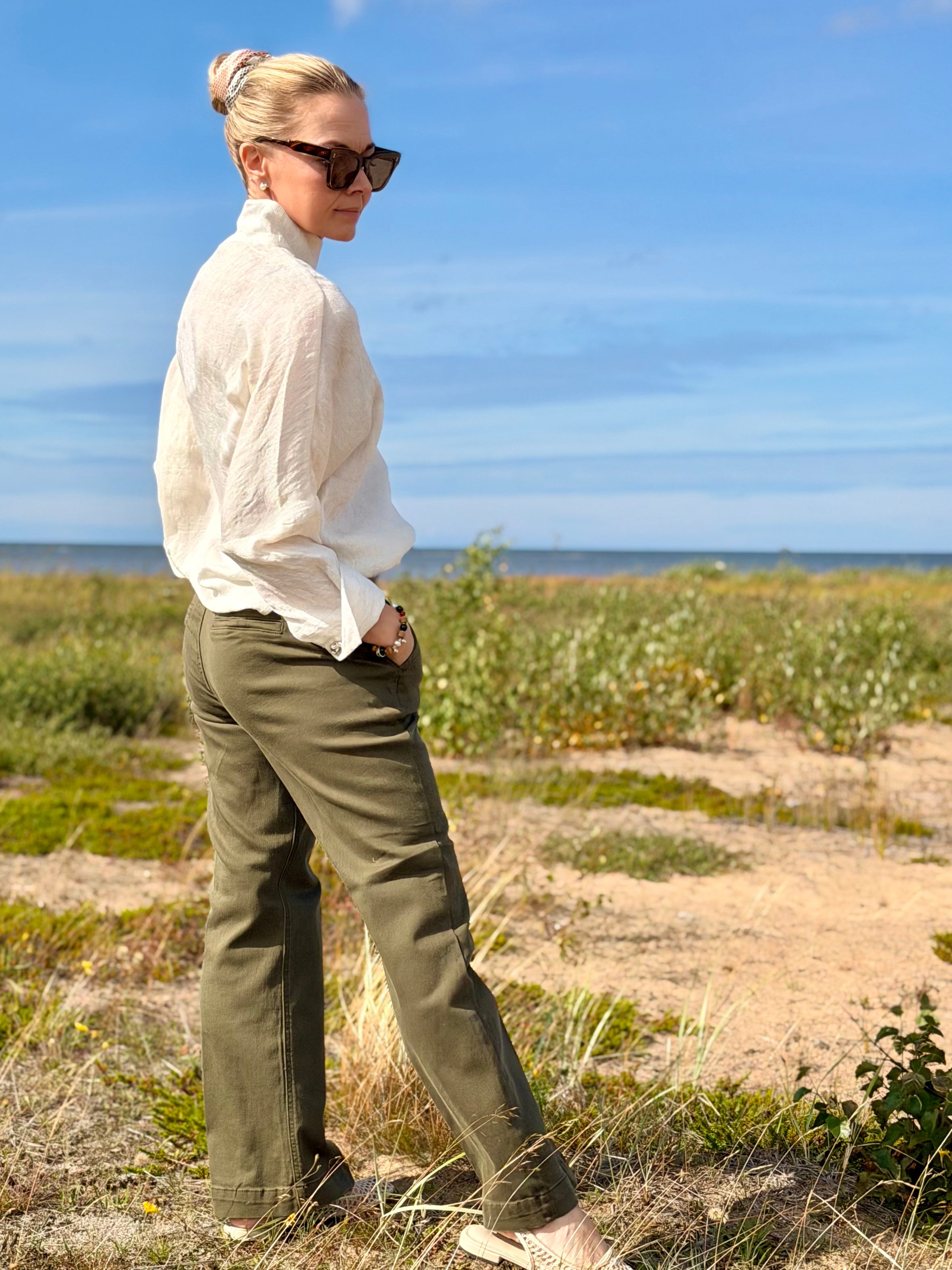 Co’Couture CamelloCC Asym Button Blouse on rento offwhite-pusero, jossa on strukturoitu pinta, korkea pääntie ja näyttävä epäsymmetrinen nappikiinnitys.