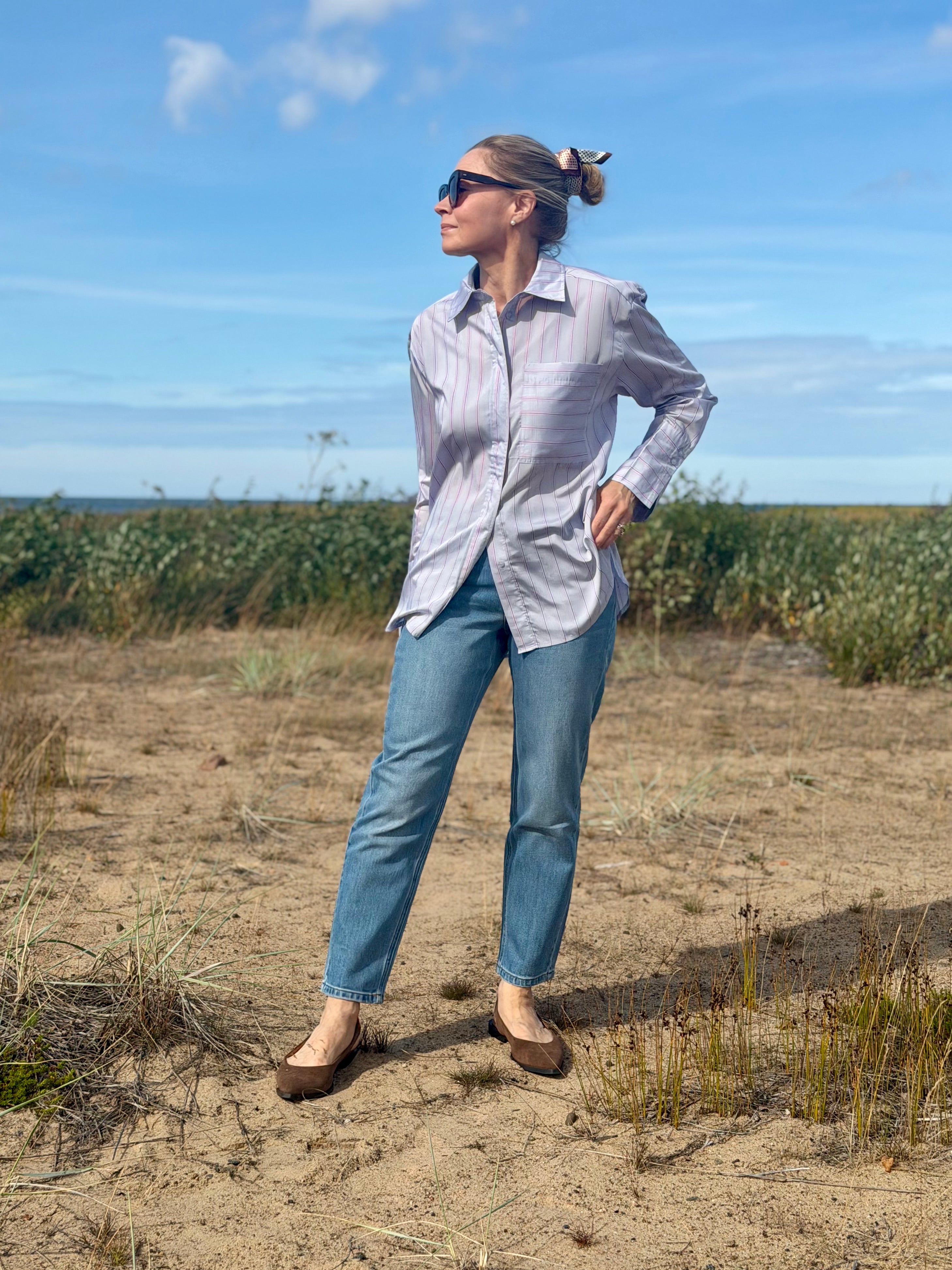Co’Couture NolieCC Stripe Shirt on vaaleansininen raidallinen paita. Väljä malli, klassinen kaulus ja kauniisti laskeutuva viskoosi-lyocellsekoite.