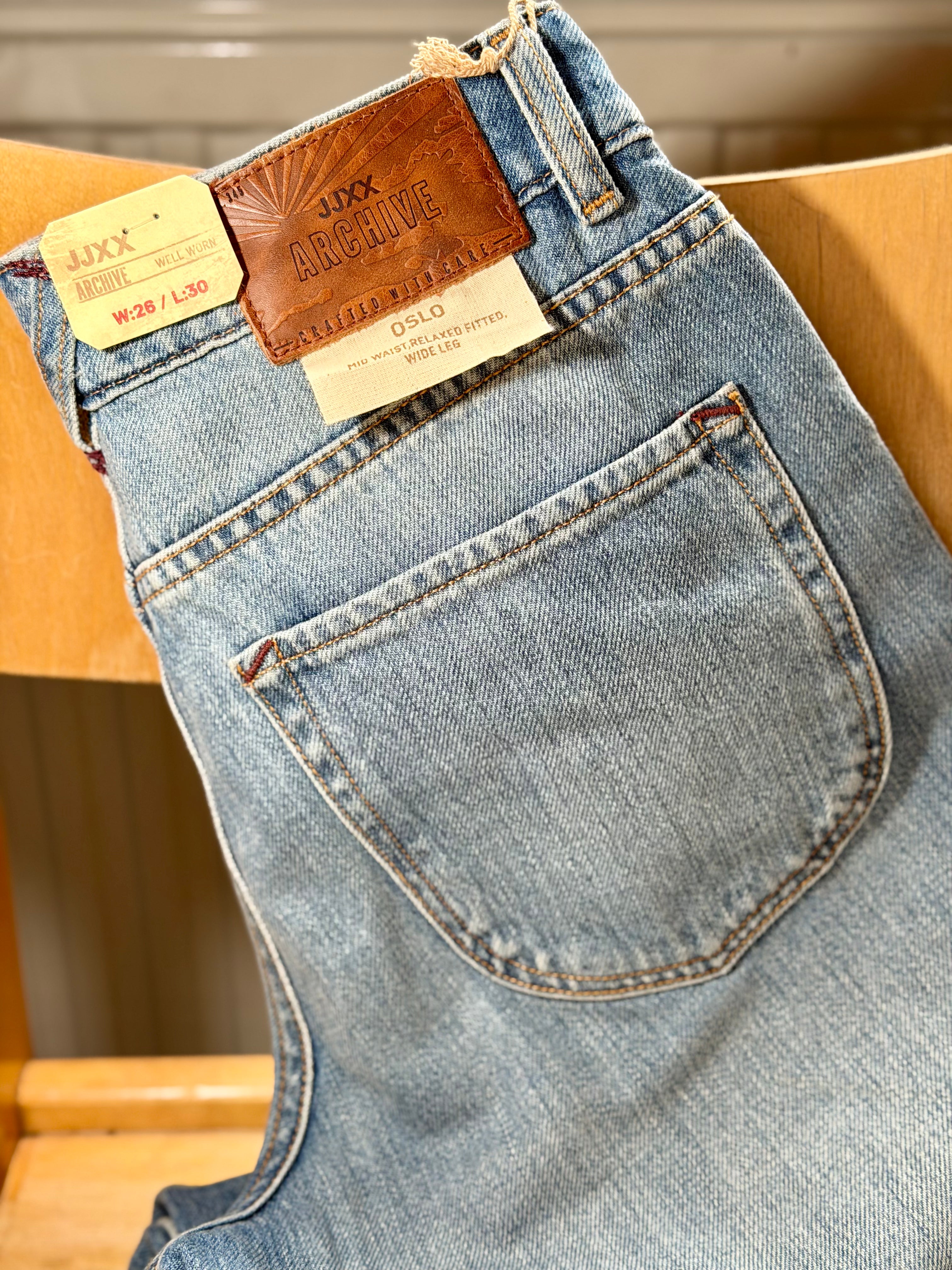 JJXX JXOSLO Archive Wide Jeans on leveälahkeinen farkkumalli keskikorkealla vyötäröllä. Haalistettu pesu ja rento istuvuus tekevät farkuista helposti yhdisteltävät.