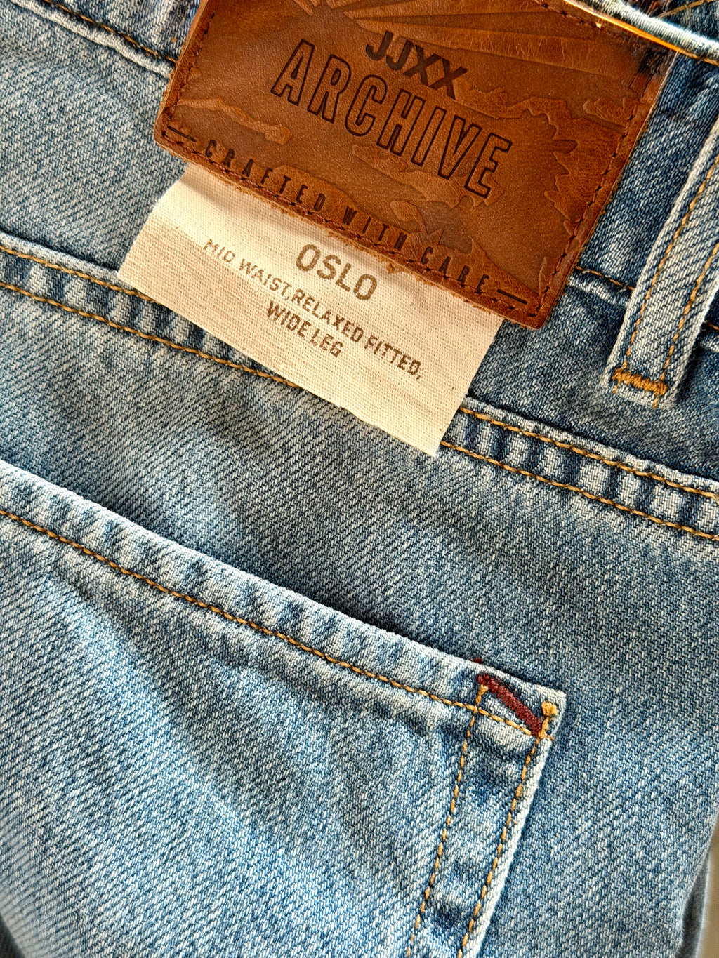JJXX JXOSLO Archive Wide Jeans on leveälahkeinen farkkumalli keskikorkealla vyötäröllä. Haalistettu pesu ja rento istuvuus tekevät farkuista helposti yhdisteltävät.