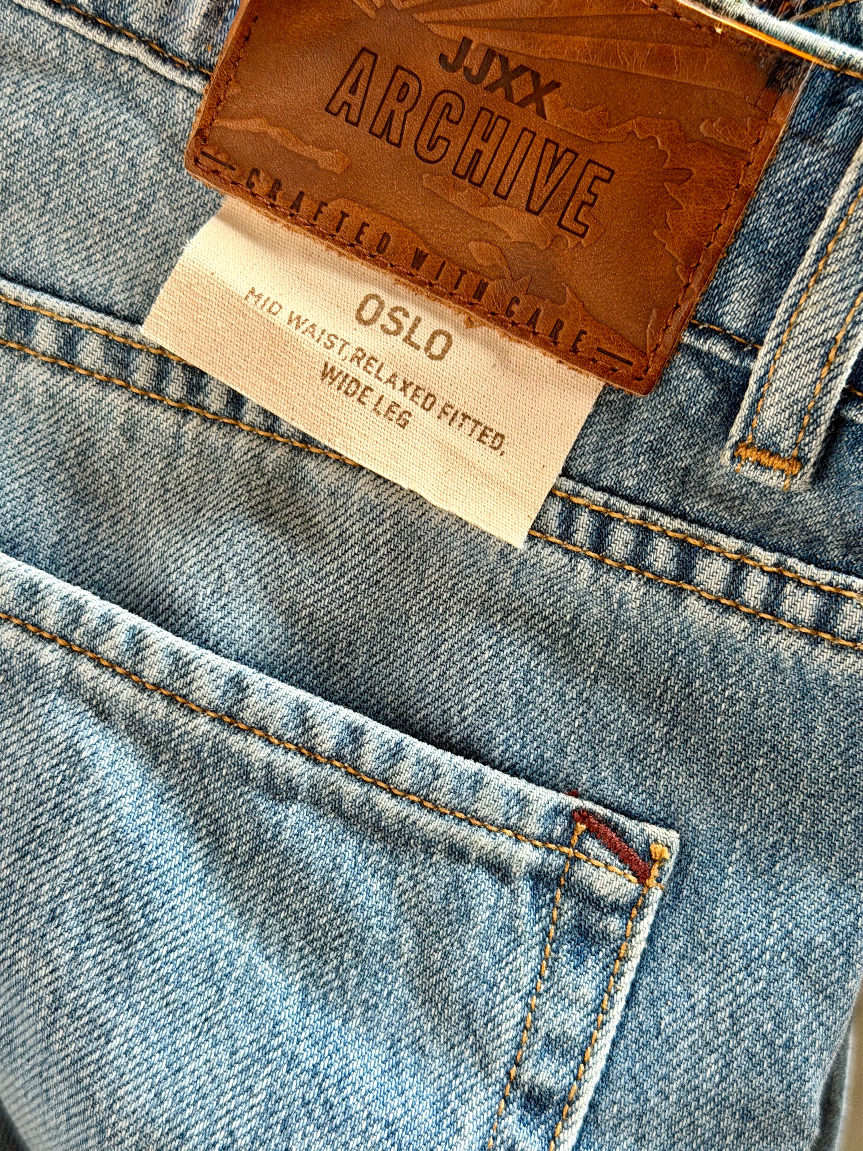 JJXX JXOSLO Archive Wide Jeans on leveälahkeinen farkkumalli keskikorkealla vyötäröllä. Haalistettu pesu ja rento istuvuus tekevät farkuista helposti yhdisteltävät.