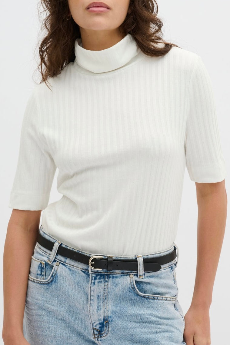 JanniMW rollneck on lyhythihainen ribattu poolopaita. Myötäilevä malli on helppo yhdistää eri alaosien kanssa. Toimii hyvin myös eri kerrosten kanssa. Pue blazerin alle tai neuletakin kanssa, miten vain haluat.&nbsp;