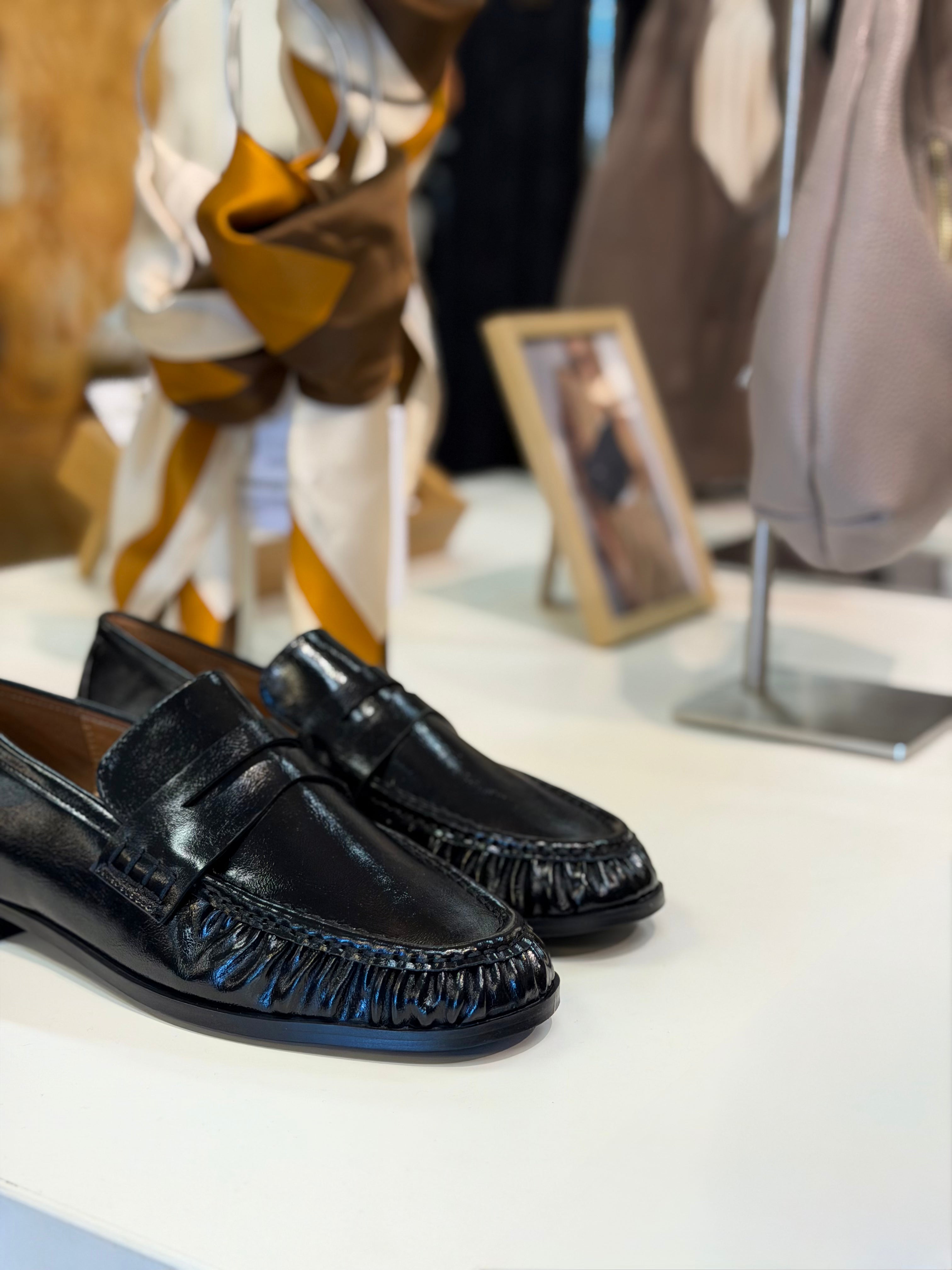 Trendikäs shiny, BIACARMA Penny Loafer on pehmeä loafer, jossa on 2cm korko. Selkeälinjainen malli sopii hyvin sekä arjen että siistimpien asujen kanssa. 