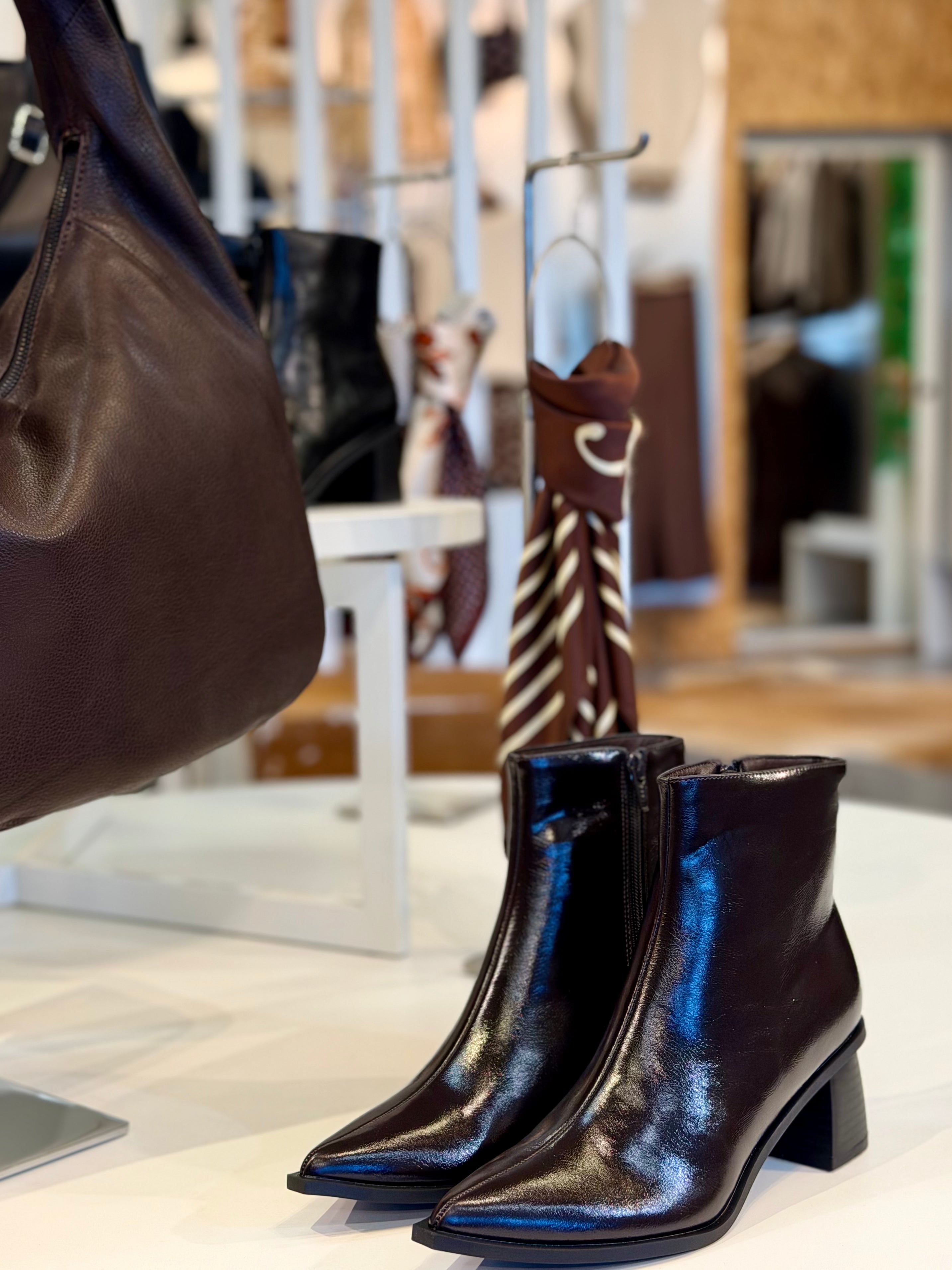 BIALEONORA Short Zip Boot