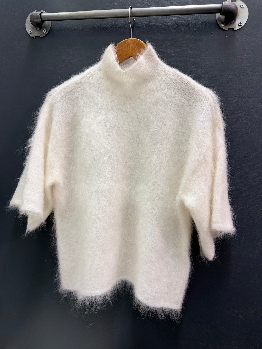 YASTILDE-neulepusero korkealla kauluksella ja 2/4 hihoilla. Mohair- ja villasekoite, regular fit sekä pudotetut olkapäät. Ihan arkeen ja pieneen menoon.
