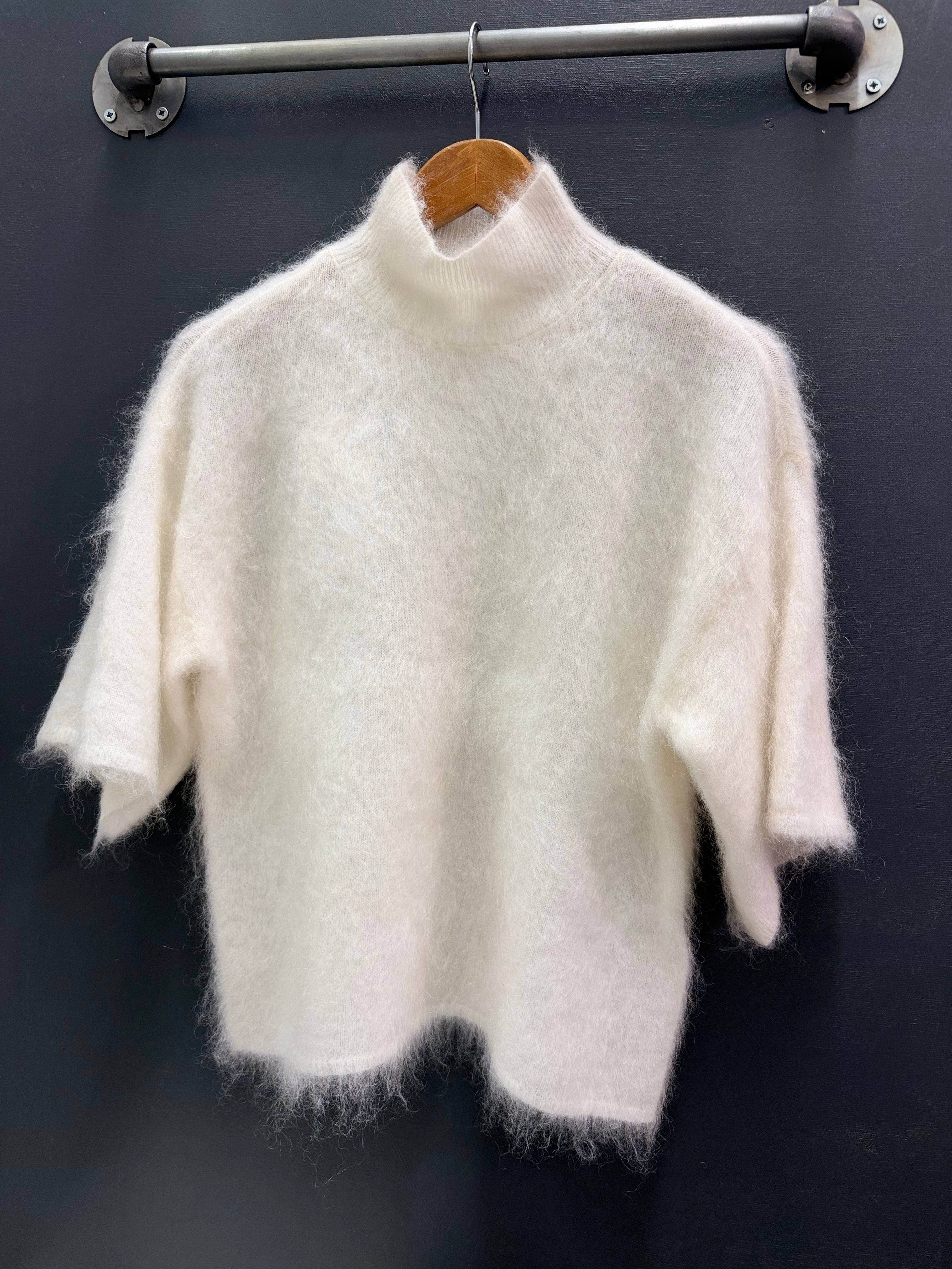 YASTILDE-neulepusero korkealla kauluksella ja 2/4 hihoilla. Mohair- ja villasekoite, regular fit sekä pudotetut olkapäät. Ihan arkeen ja pieneen menoon.
