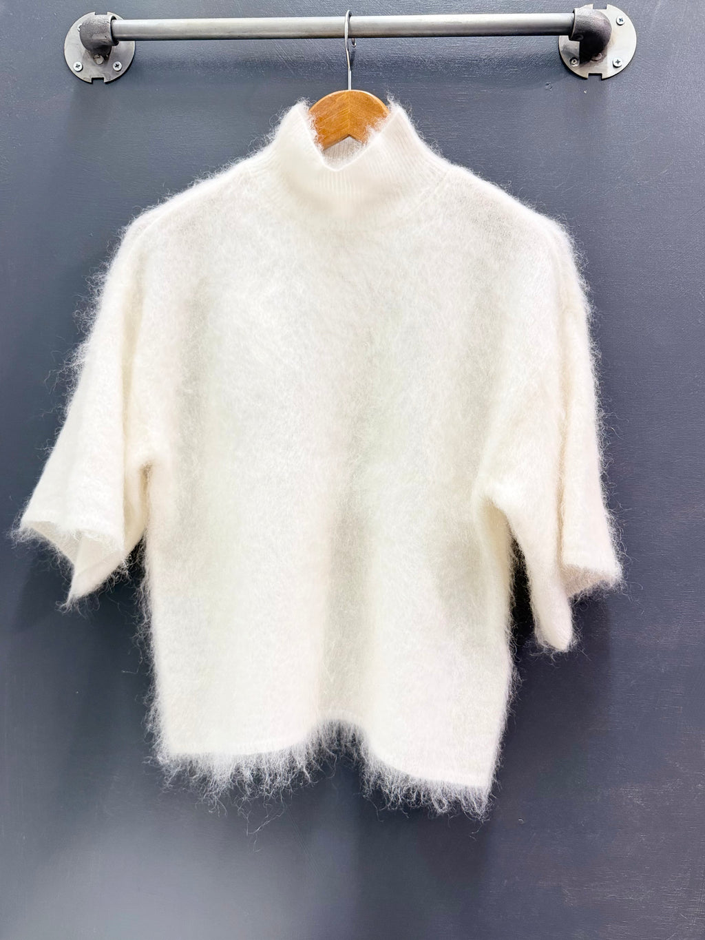 YASTILDE-neulepusero korkealla kauluksella ja 2/4 hihoilla. Mohair- ja villasekoite, regular fit sekä pudotetut olkapäät. Ihan arkeen ja pieneen menoon.