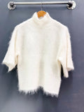 YASTILDE-neulepusero korkealla kauluksella ja 2/4 hihoilla. Mohair- ja villasekoite, regular fit sekä pudotetut olkapäät. Ihan arkeen ja pieneen menoon.