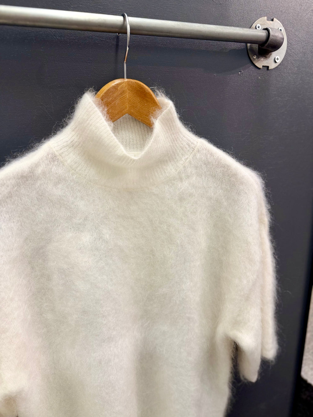 YASTILDE-neulepusero korkealla kauluksella ja 2/4 hihoilla. Mohair- ja villasekoite, regular fit sekä pudotetut olkapäät. Ihan arkeen ja pieneen menoon.