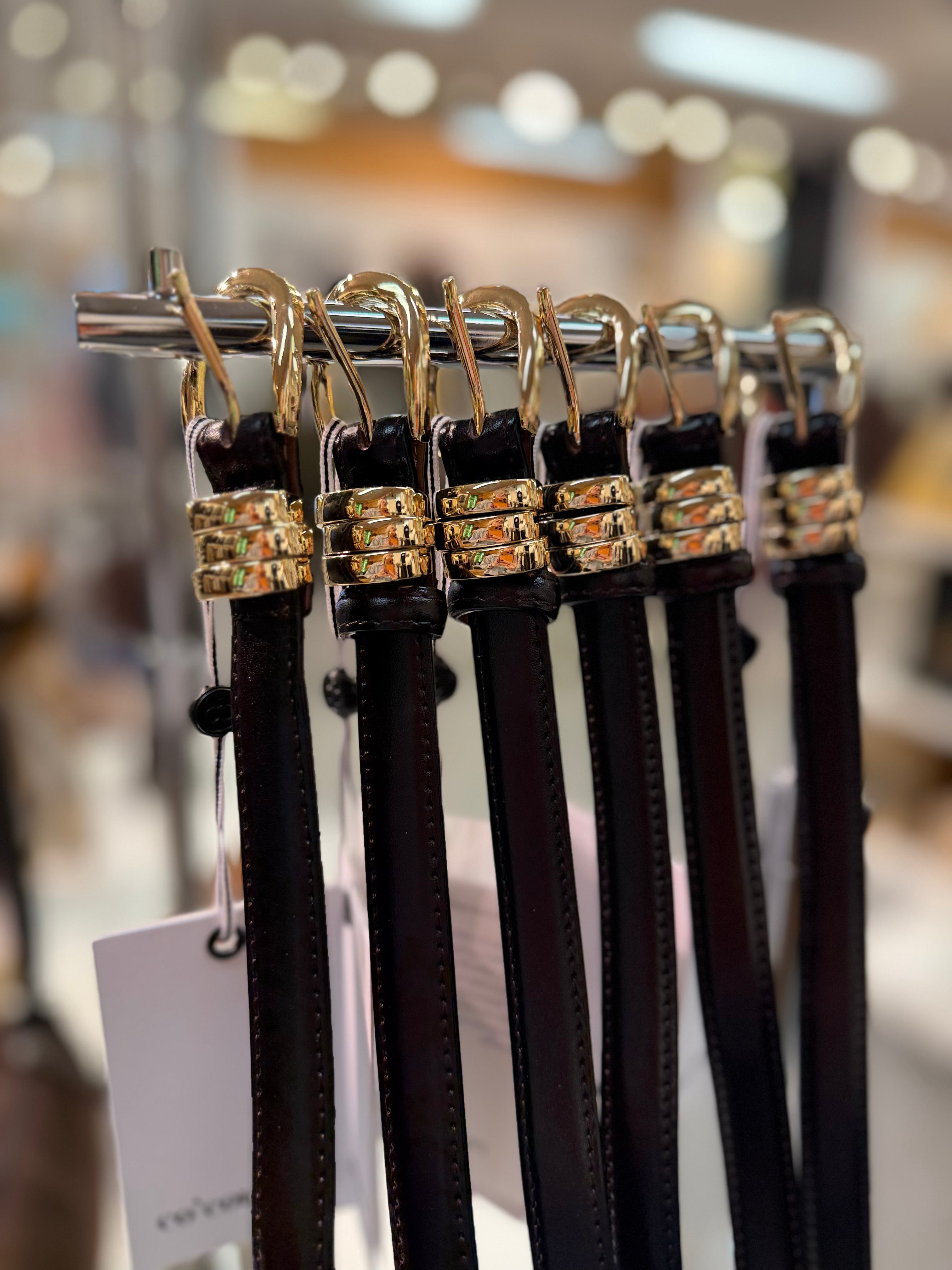 BenoCC belt on kaunis nahkavyö, jossa näyttävä kultainen solki. Metalliset yksityiskohdat tuovat vyöhön vähän lisää ilmettä ja hiukan juhlavuutta.