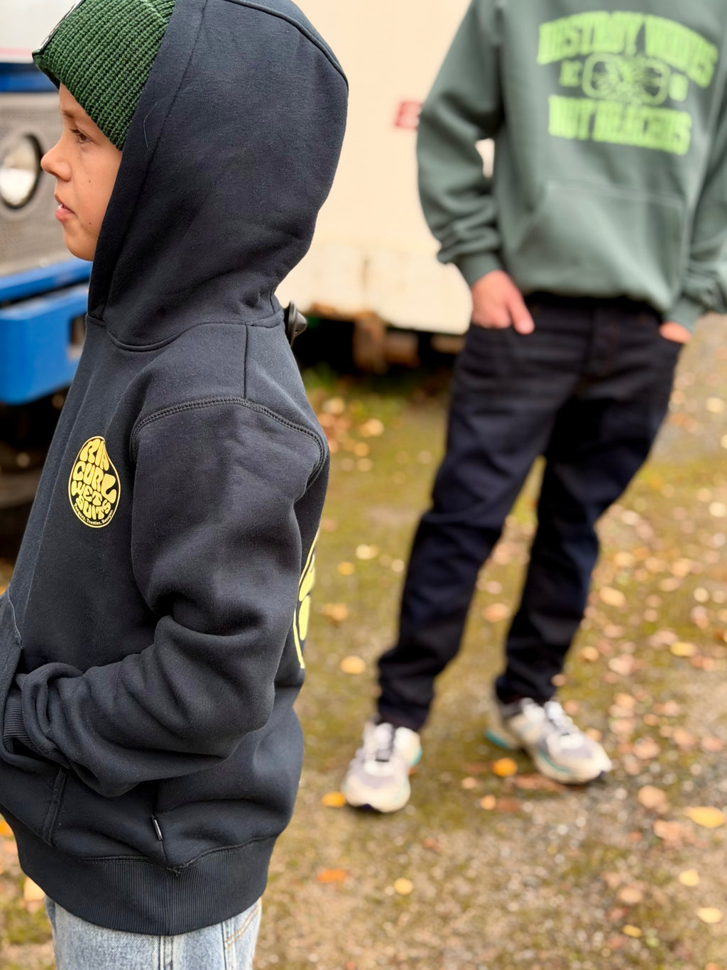 Wetsuit Icon Hood -huppari nuorille. Pehmeä fleececollege, huppu, näyttävä logo ja Standard Fit -mitoitus rentoon arkeen.