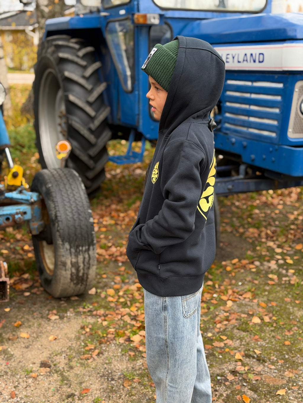 Wetsuit Icon Hood -huppari nuorille. Pehmeä fleececollege, huppu, näyttävä logo ja Standard Fit -mitoitus rentoon arkeen.