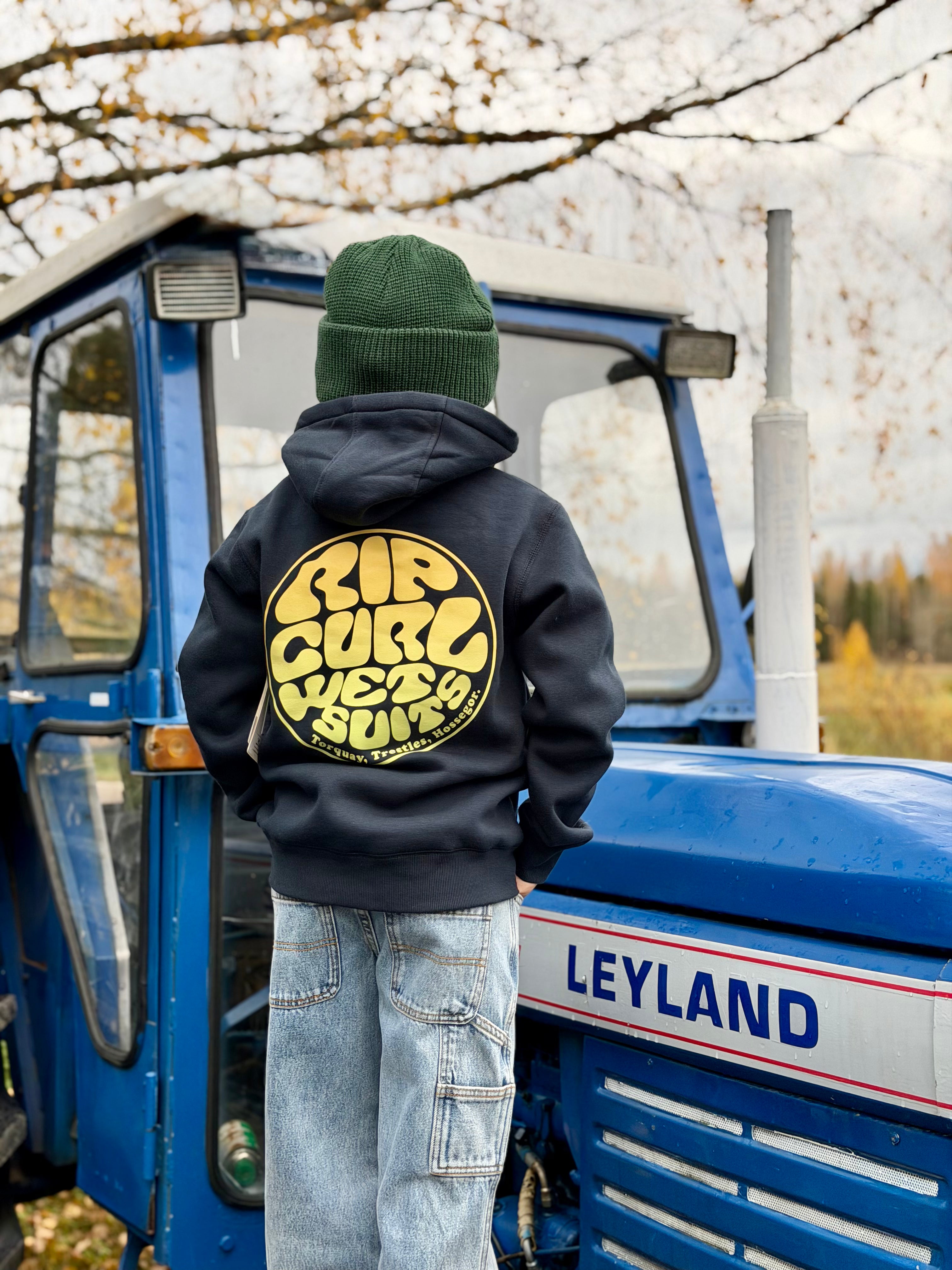 Wetsuit Icon Hood -huppari nuorille. Pehmeä fleececollege, huppu, näyttävä logo ja Standard Fit -mitoitus rentoon arkeen.