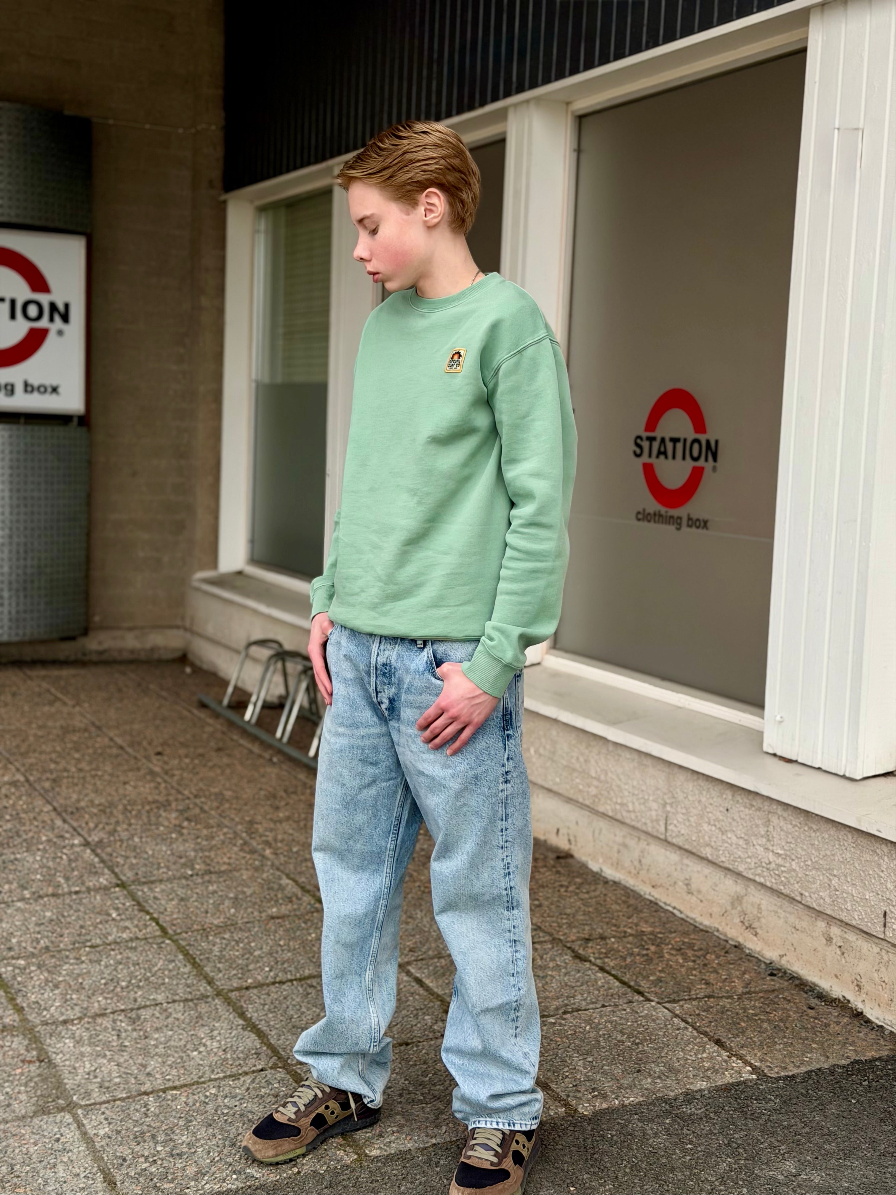 Standard fit -istuvuus tekee collegesta helpon ja monikäyttöisen arjen luottovaatteen. Pehmeä materiaali tuntuu mukavalta päällä, ja brodeerattu label viimeistee paidan. Miesten vaaleanvihreä paita arkeen.