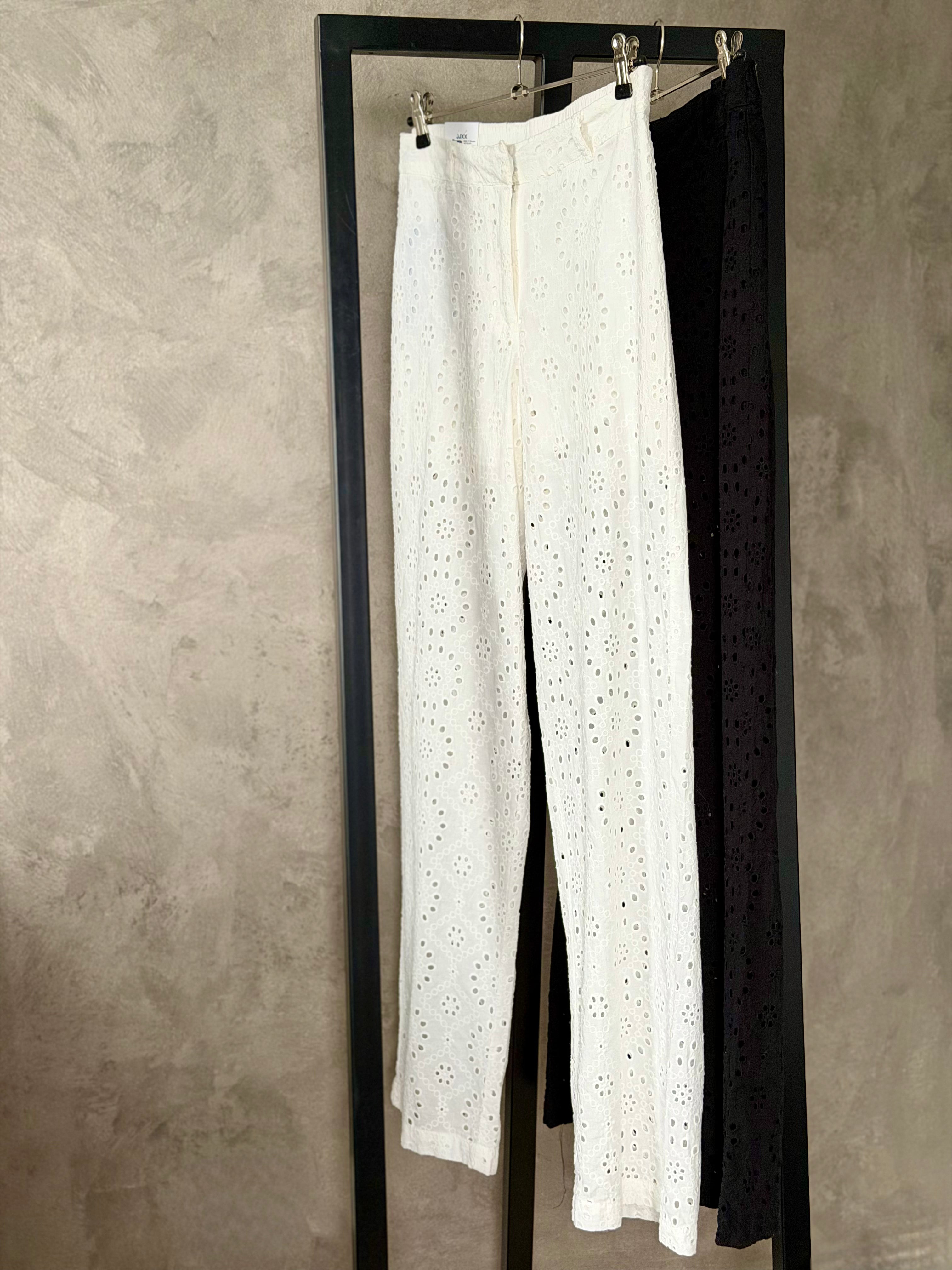 JJXX JXMillie broderie pant / Mustana tulossa lisää. Voit tilata ja lähetetään heti kun tuote saapuu.